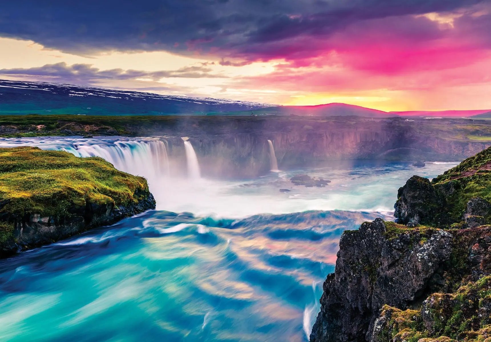 Billede 1 af Fototapet - Goðafoss Vandfald i Island med Farverig Himmel