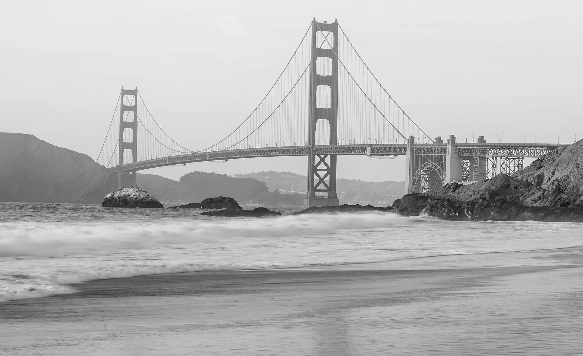 Billede 1 af Fototapet - Golden Gate Bridge i sort-hvid ved kysten