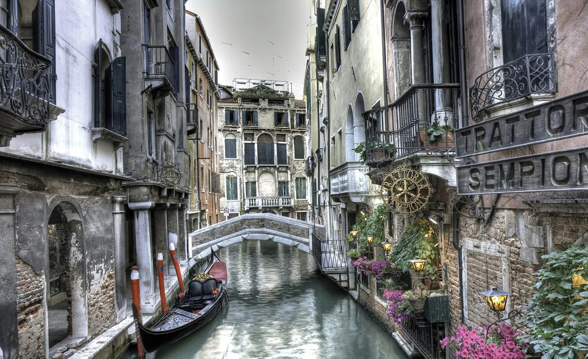 Billede 1 af Fototapet - Gondol i smal kanal med bro i Venedig, Italien