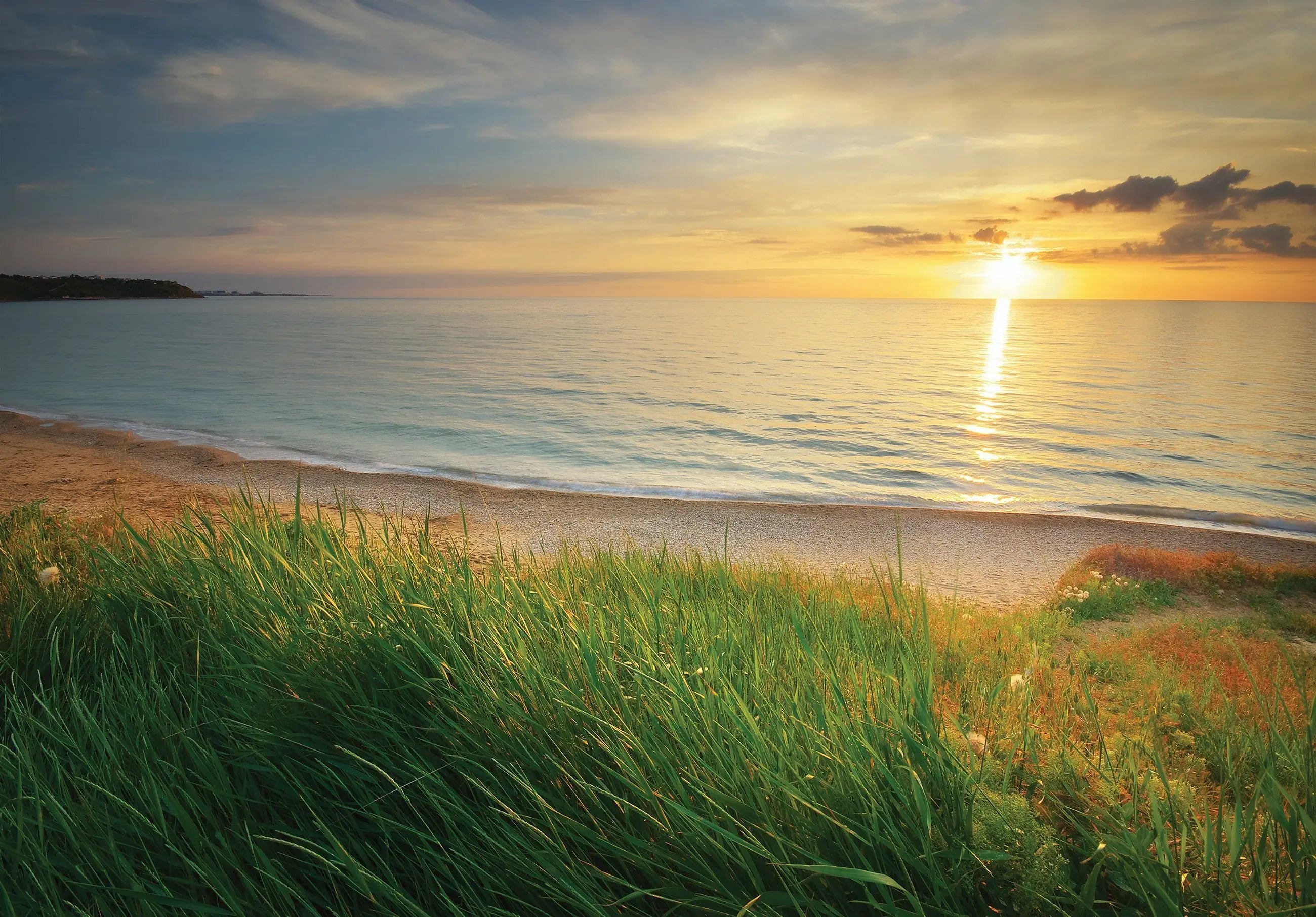 Billede 1 af Fototapet - Grøn kyst med solnedgang over havet