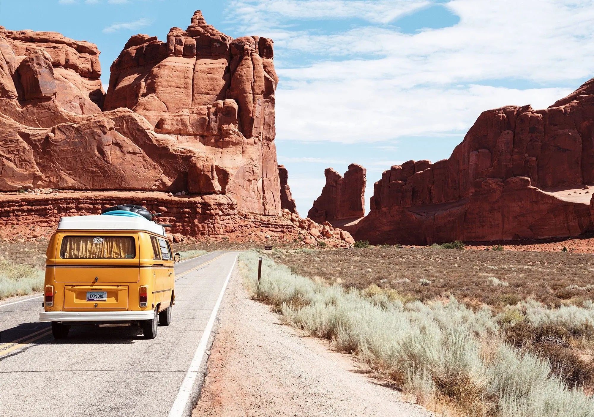 Billede 1 af Fototapet - Gul folkevognsrugbrød på vej i Arches National Park