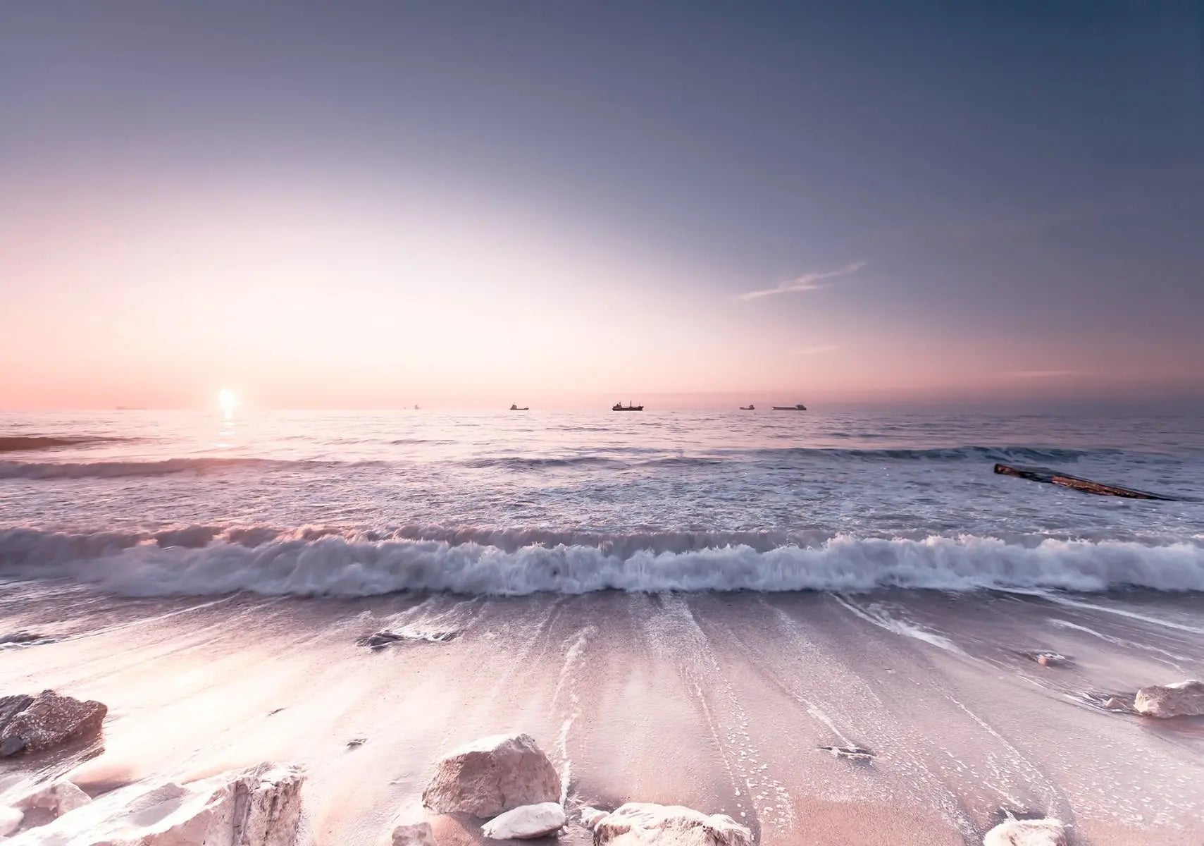 Billede 1 af Fototapet - Hav med solnedgang og bølger ved sandstrand