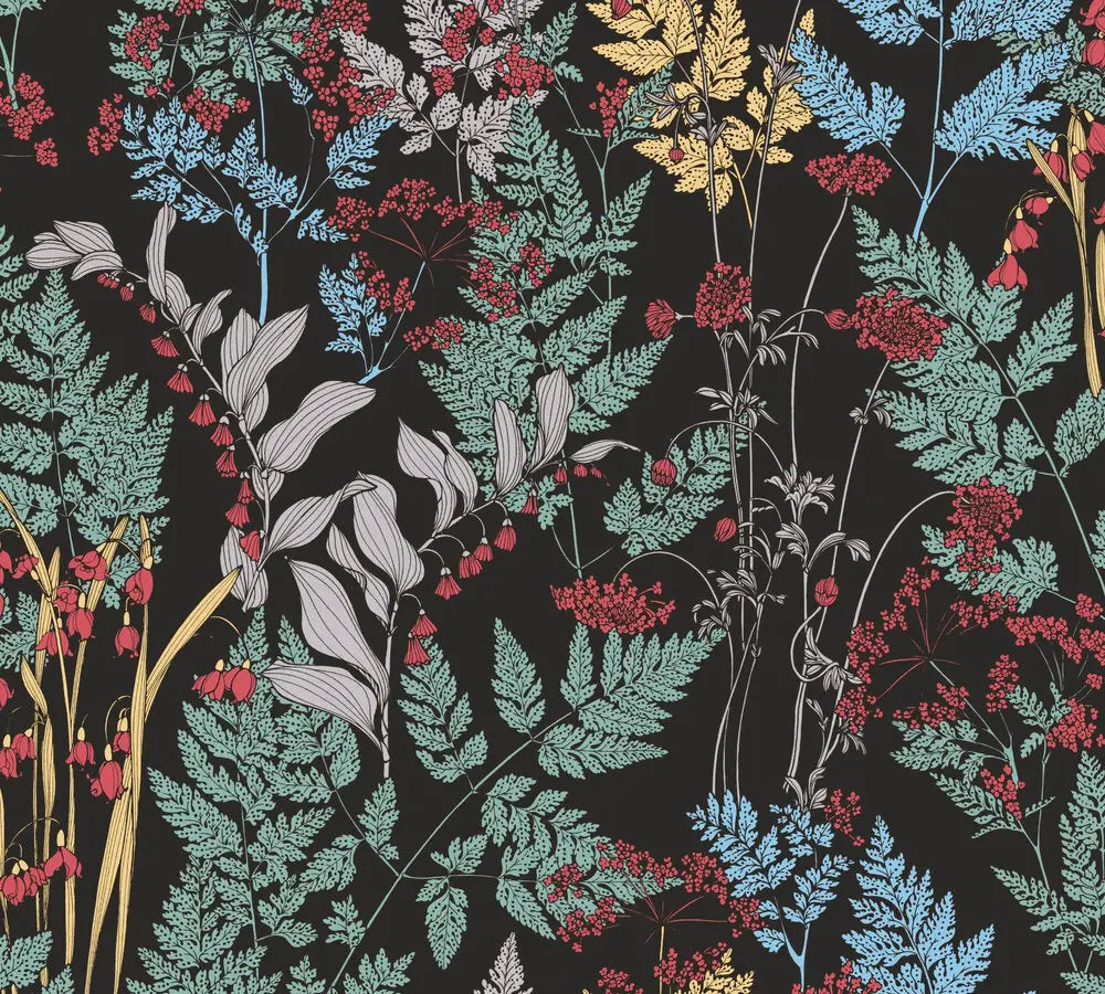 Herbier Ancien - Midnight tapet med detaljeret botanisk design i rød, grøn, blå og gul på sort baggrund hos Nicetapet.dk.