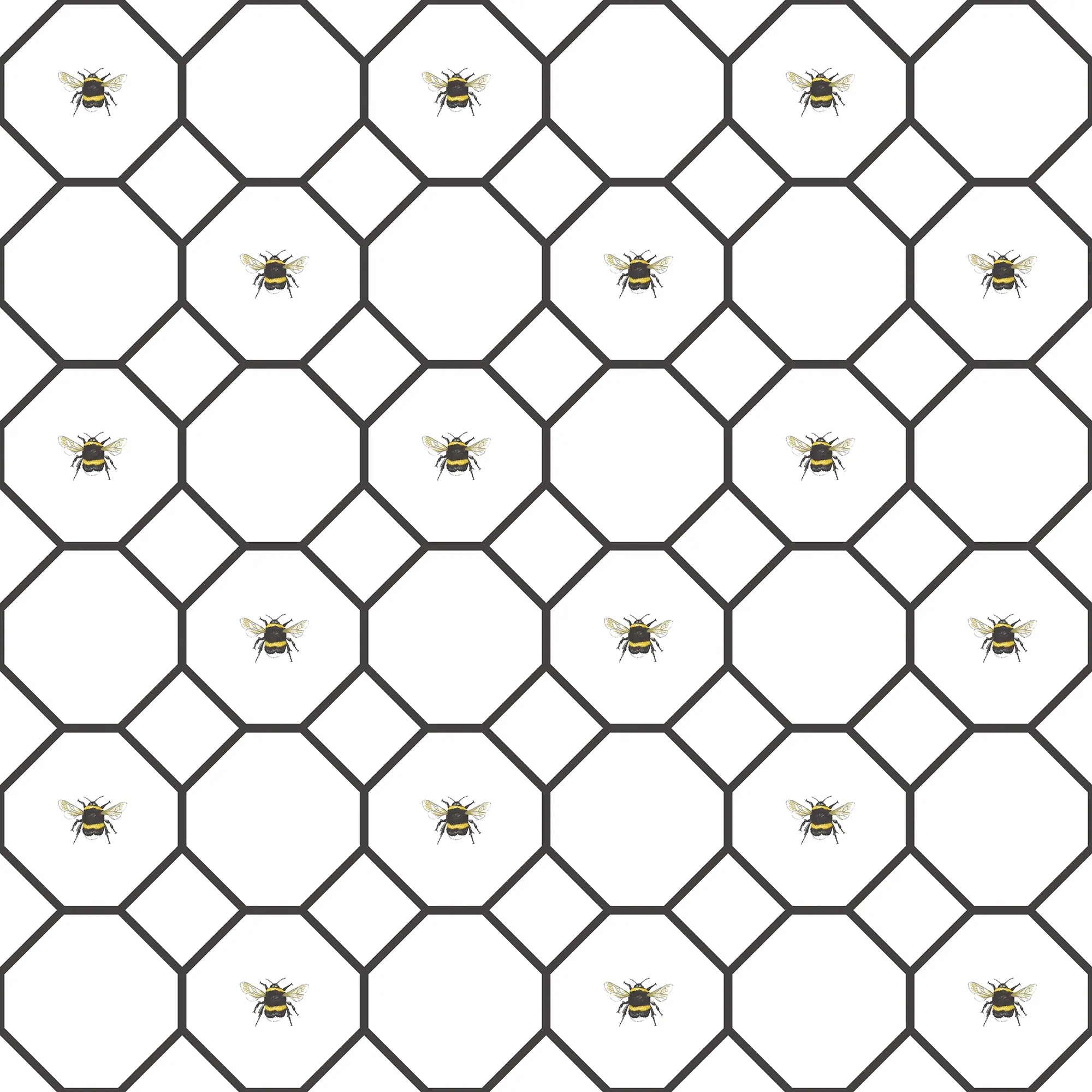 Billede af Honeycomb - Bumble tapetmønster med geometriske sekskanter og små bier, der skaber et repetitivt mønster på en hvid baggrund.