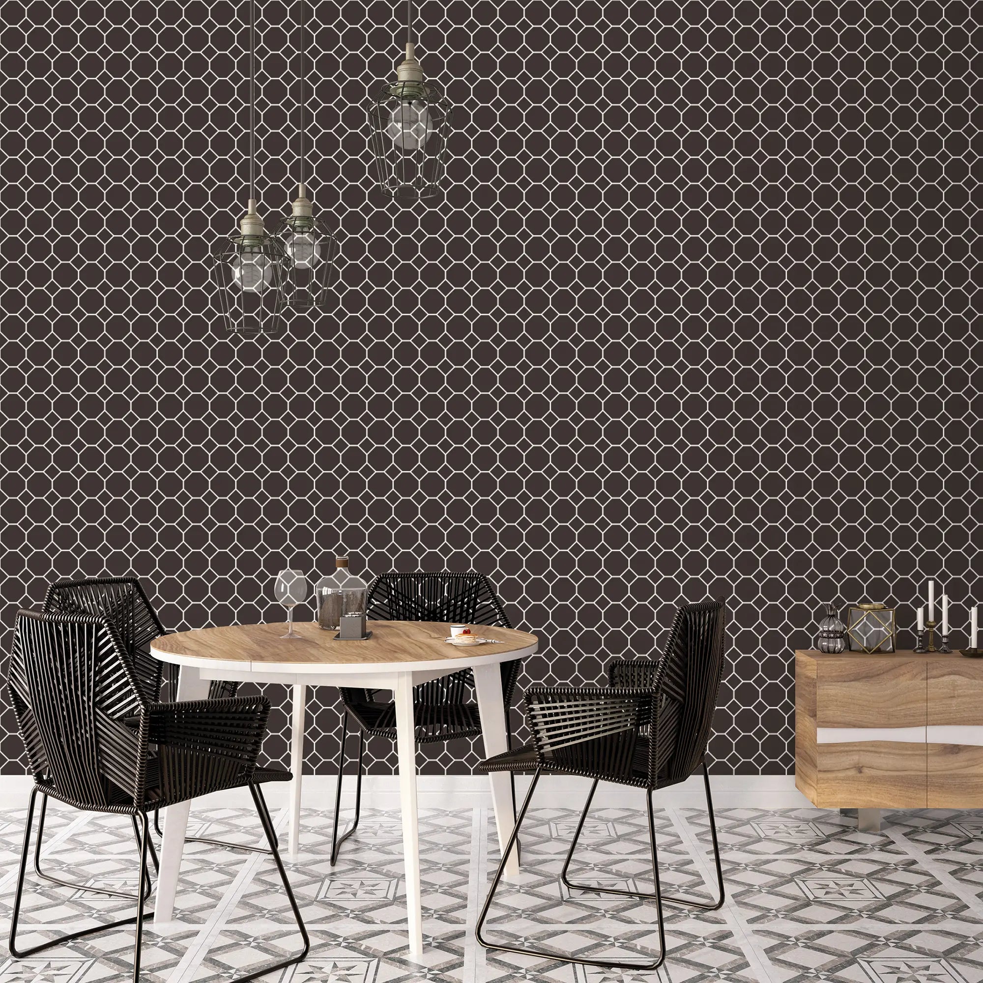 En stue indrettet med Honeycomb - Charcoal tapet, der viser et moderne bord og stole. Tapetet har et geometrisk mønster i hvid og mørkegrå.