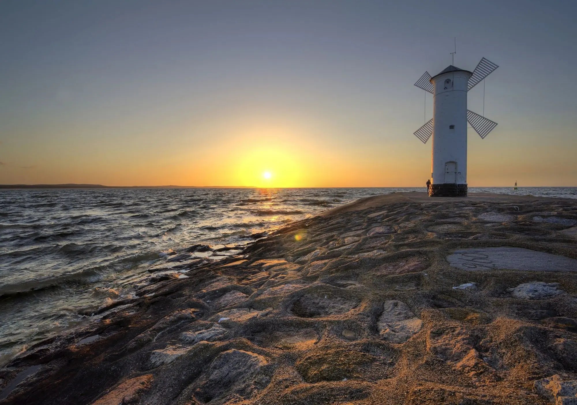 Billede 1 af Fototapet - Hvidt fyr ved havet i solnedgang