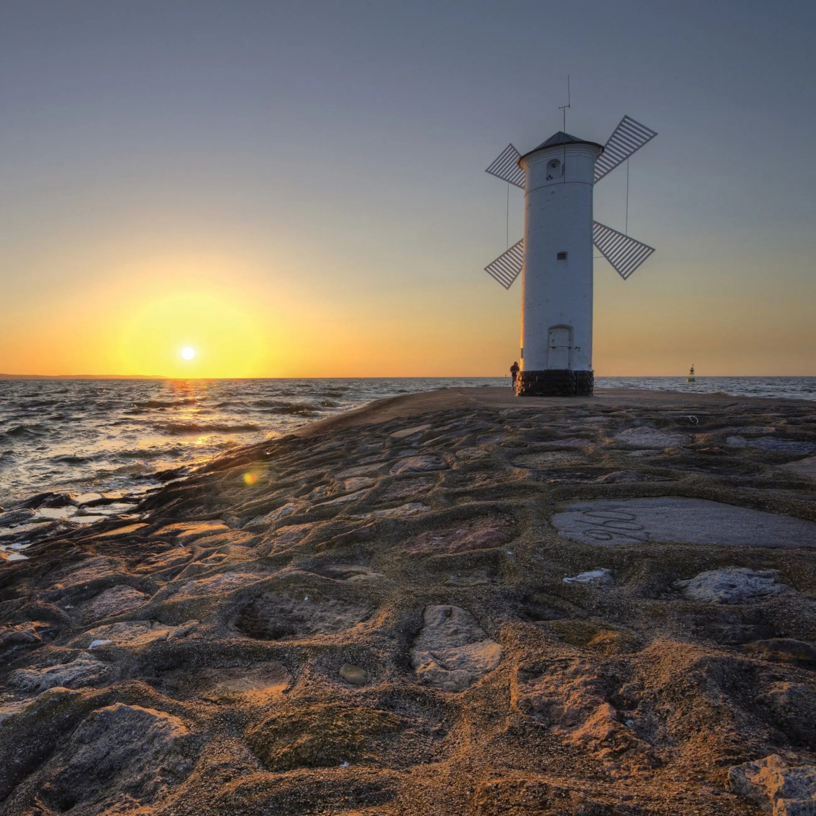 Billede 13 af Fototapet - Hvidt fyr ved havet i solnedgang