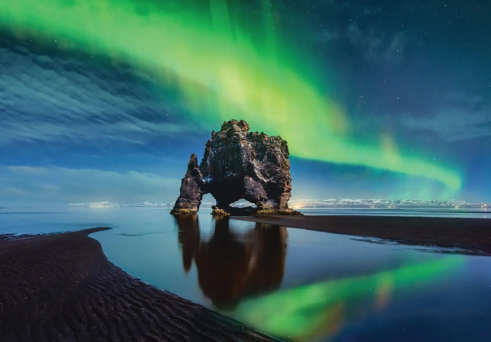 Billede 1 af Fototapet - Hvítserkur klippeformation under nordlys i Island