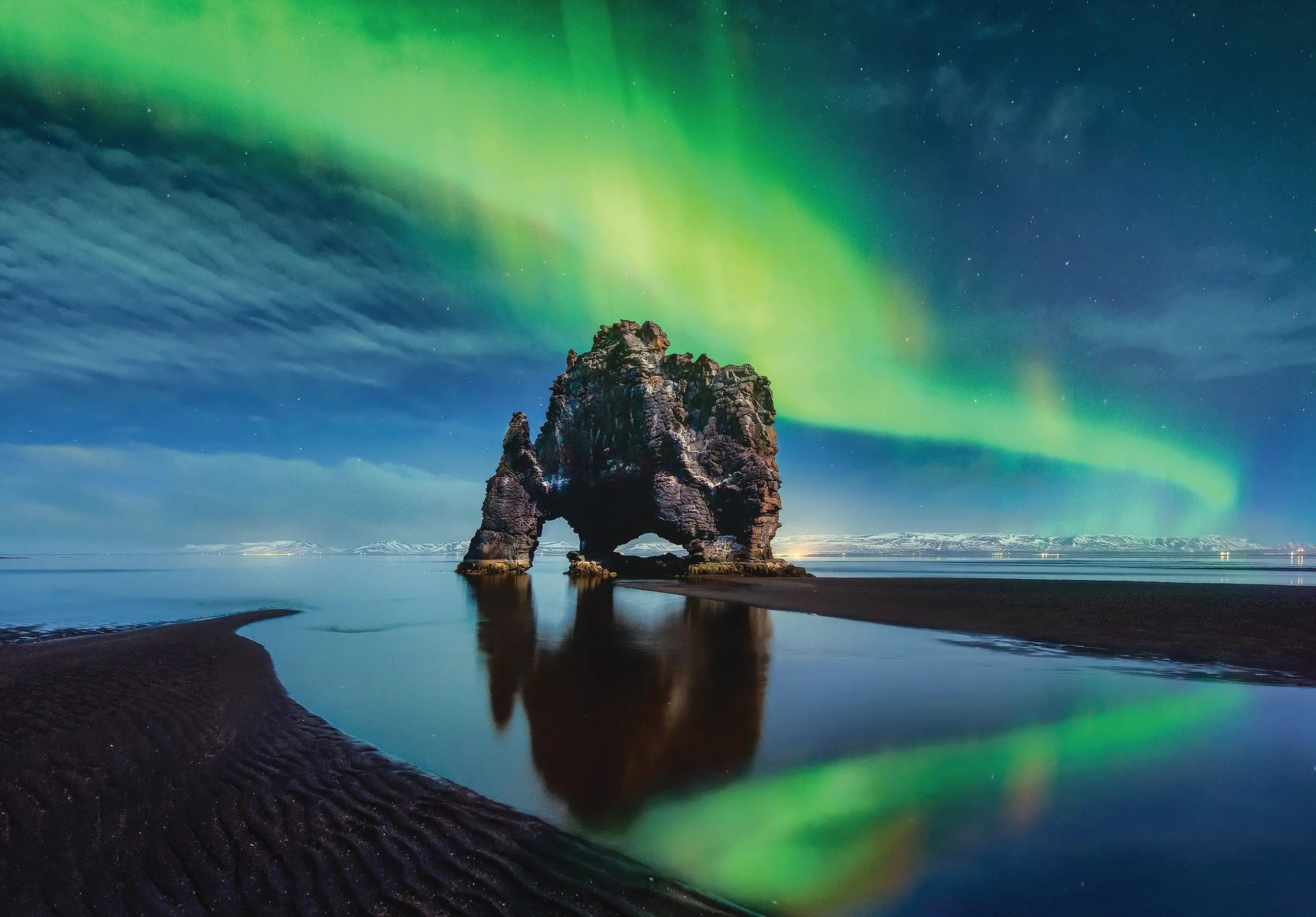 Billede 2 af Fototapet - Hvítserkur klippeformation under nordlys i Island