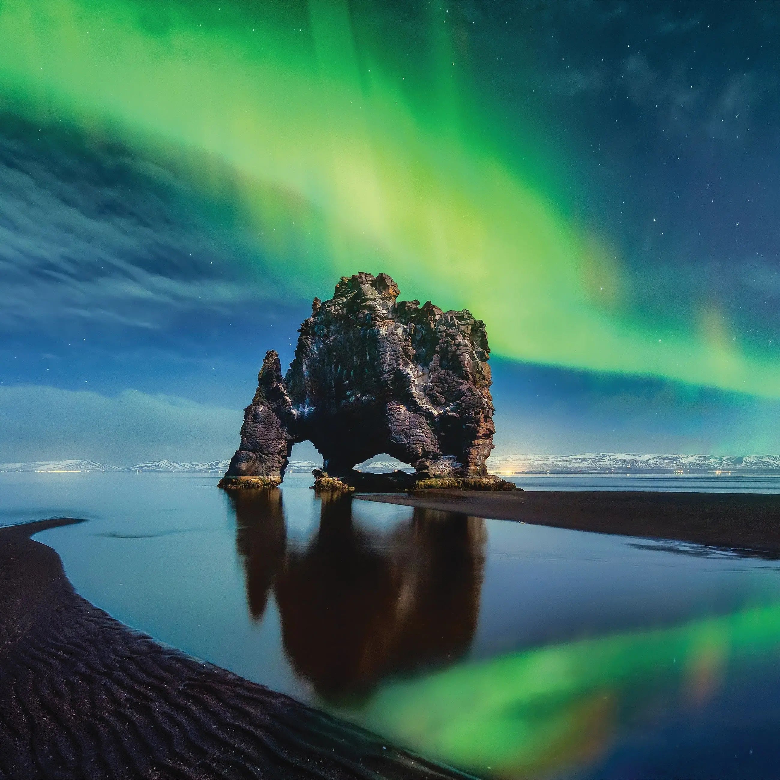 Billede 9 af Fototapet - Hvítserkur klippeformation under nordlys i Island