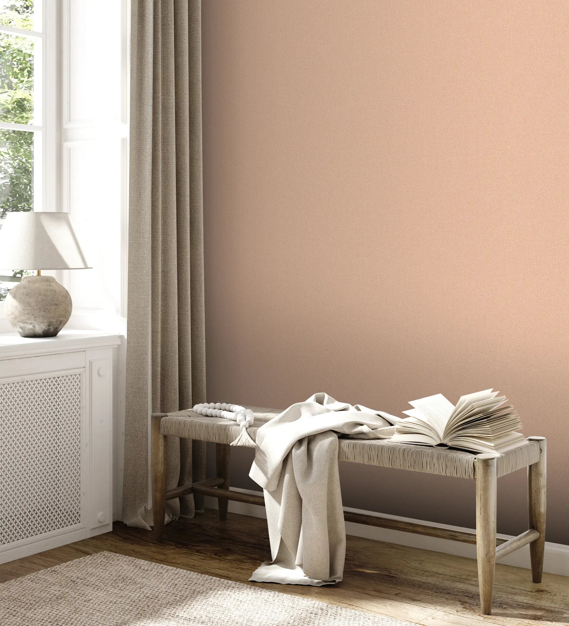 Imperial Linen - Beige tapet anvendt i en stue med naturligt lys og minimalistisk indretning.