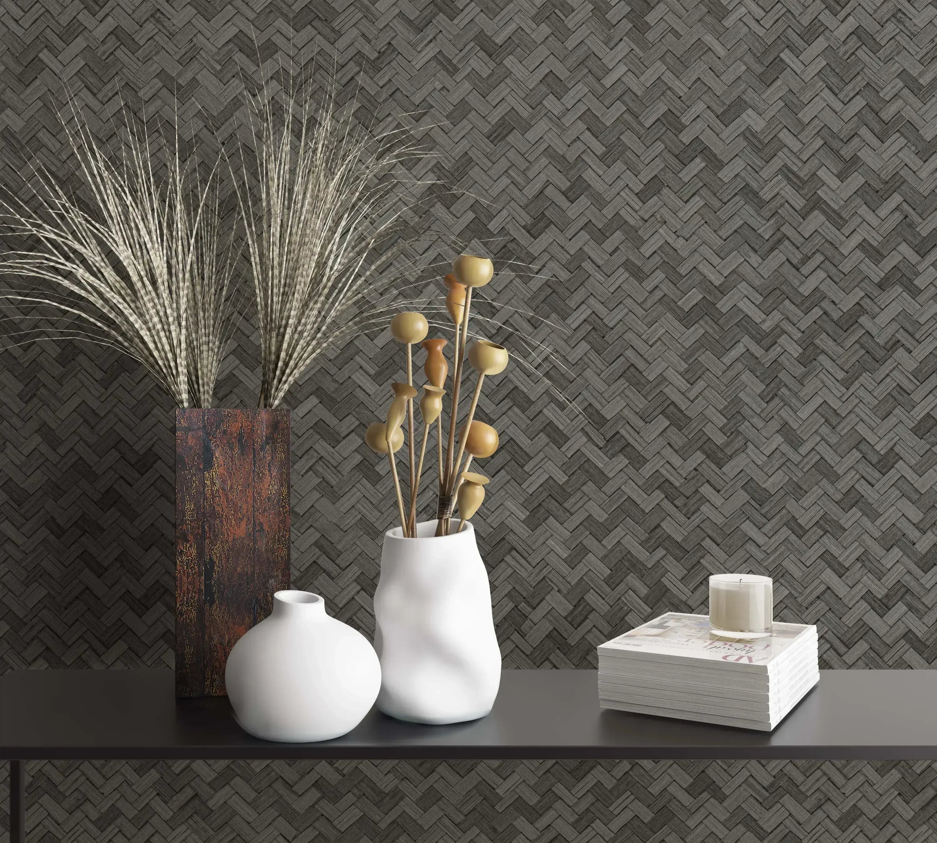 Botanic Weave - Stone tapet i et rum med dekorative vaser og tørrede planter.