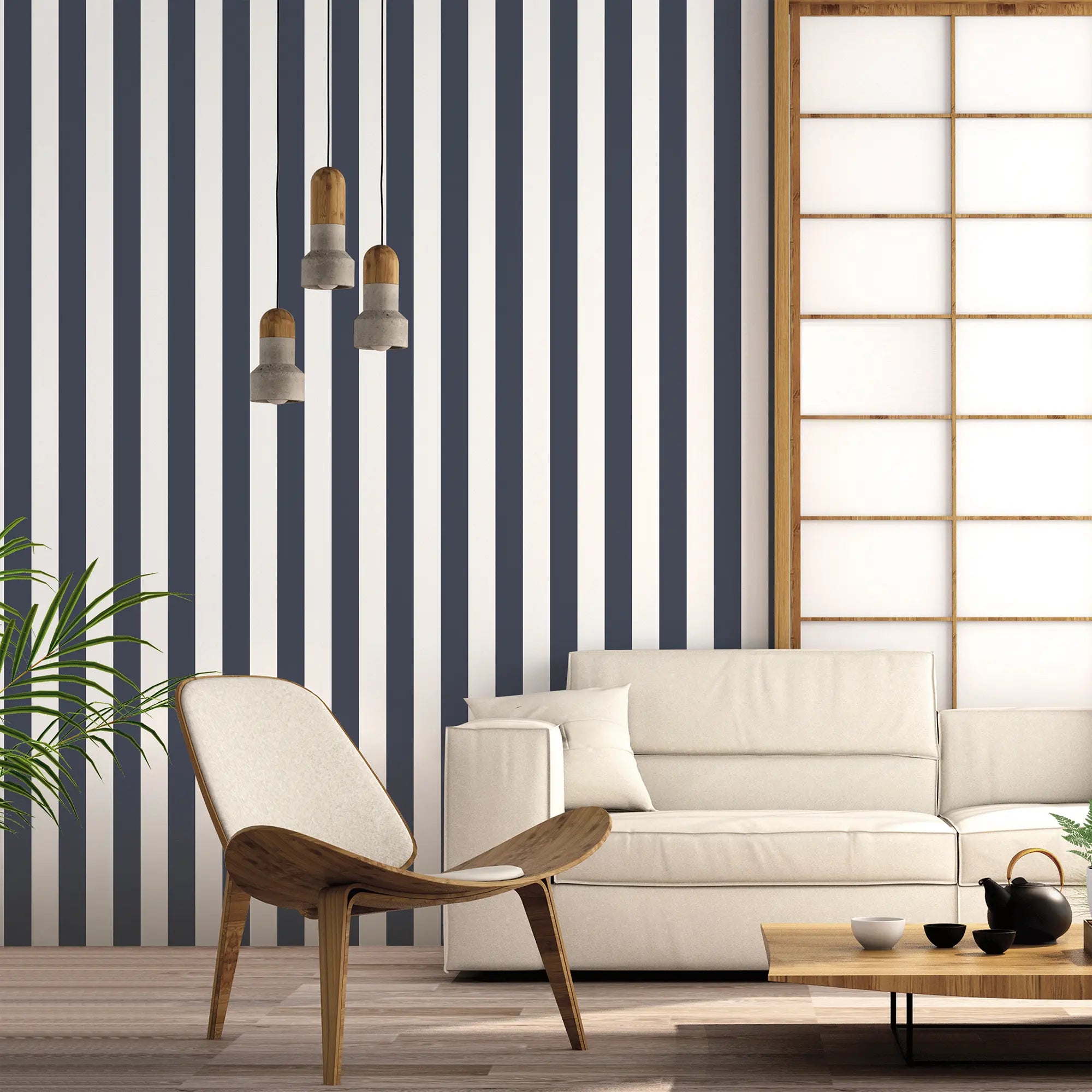 Indretning viser et rum med Morning Stripes - Ink tapet, navyblå striber på væggen, sofa, stol og moderne lamper i stuen.