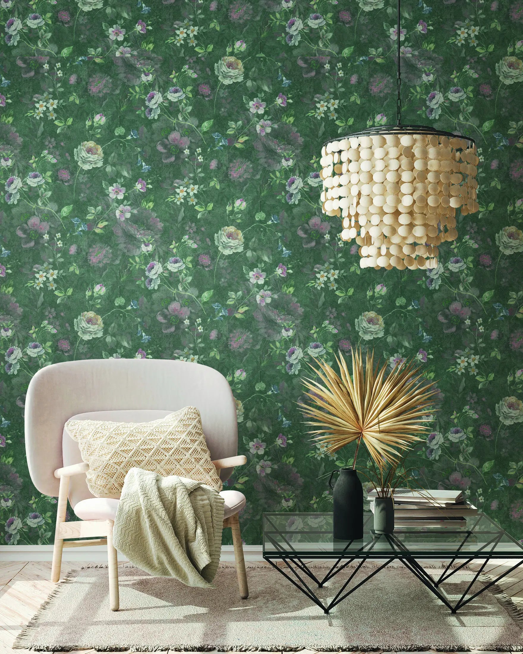 Stuebillede med Floral Elegance - Emerald Whisper tapet fra Nicetapet.dk på væggen, dekoreret med en stol og moderne belysning.