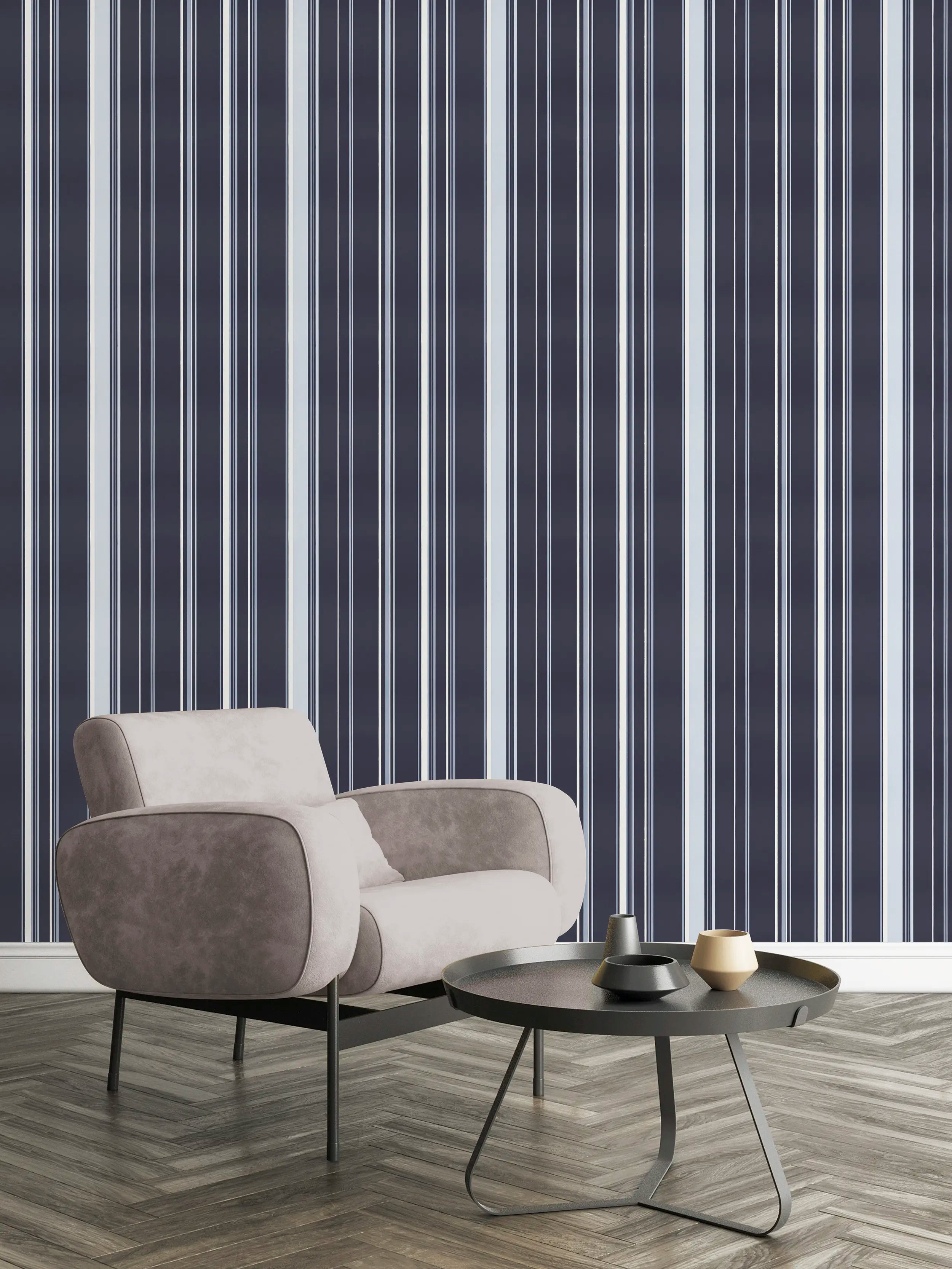 Intersected Stripes - Navy tapet fra Nicetapet.dk i en moderne indrettet stue med en grå lænestol og et rundt sofabord.