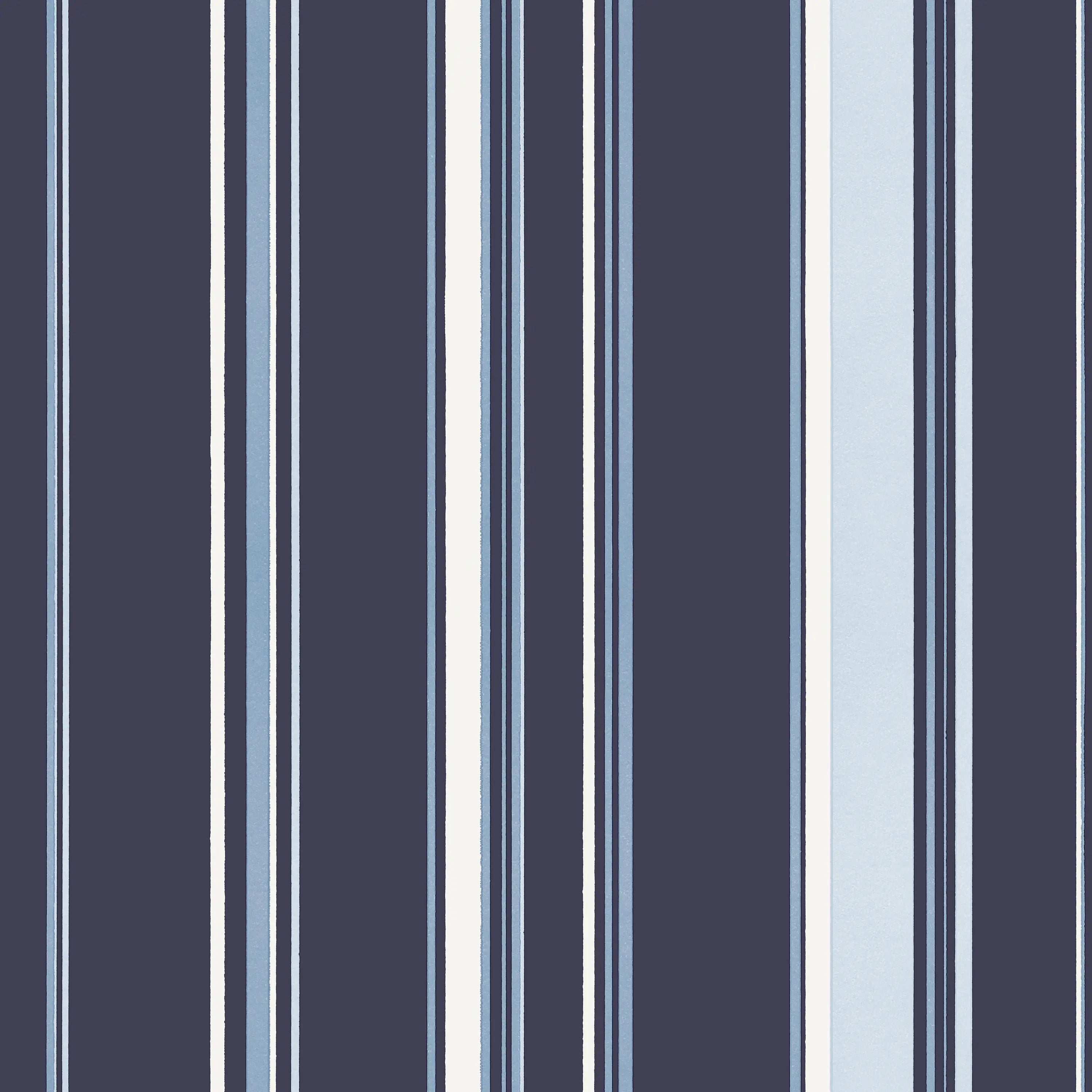 Nærbillede af Intersected Stripes - Navy tapet fra Nicetapet.dk, viser en række vertikale navy og lyseblå striber.