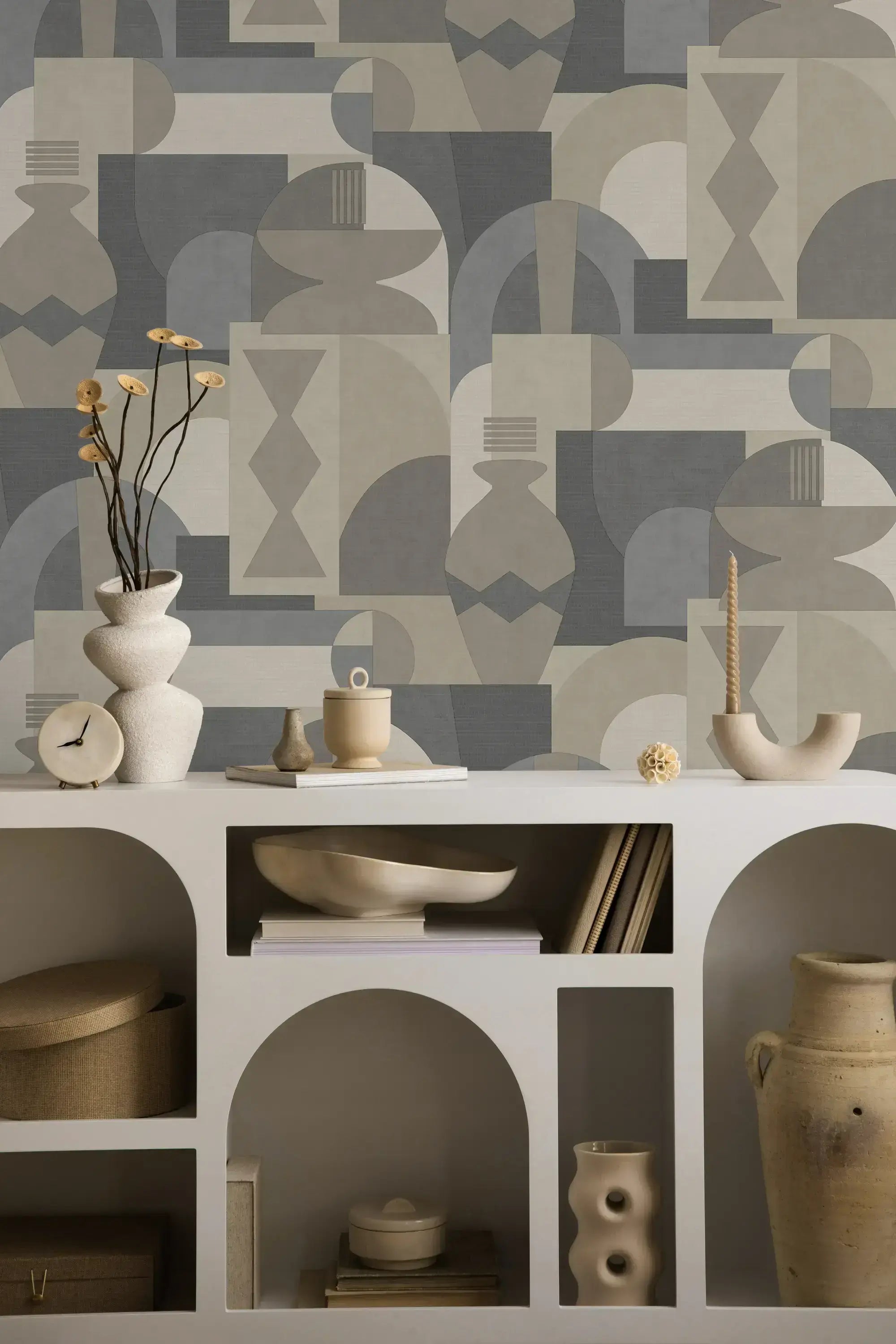 Khalili - Beige / Cream tapet opsat i et rum med moderne dekorationer og geometriske designs.