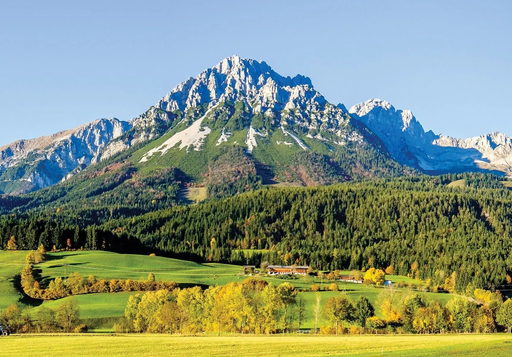 Billede 1 af Fototapet - Kitzbüheler Alperne med skov og marker i sollys