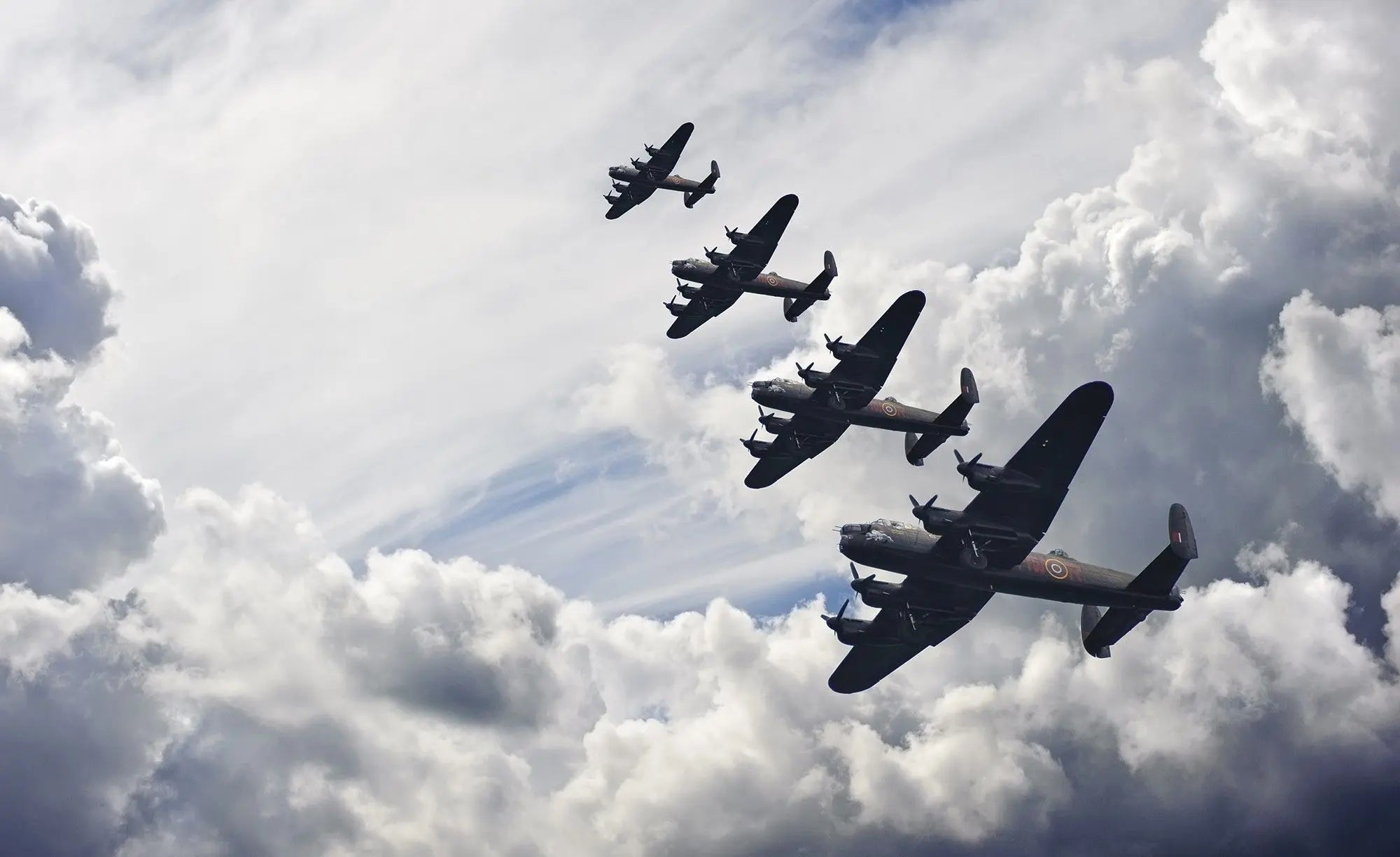 Billede 1 af Fototapet - Lancaster bombefly i formation over skyerne