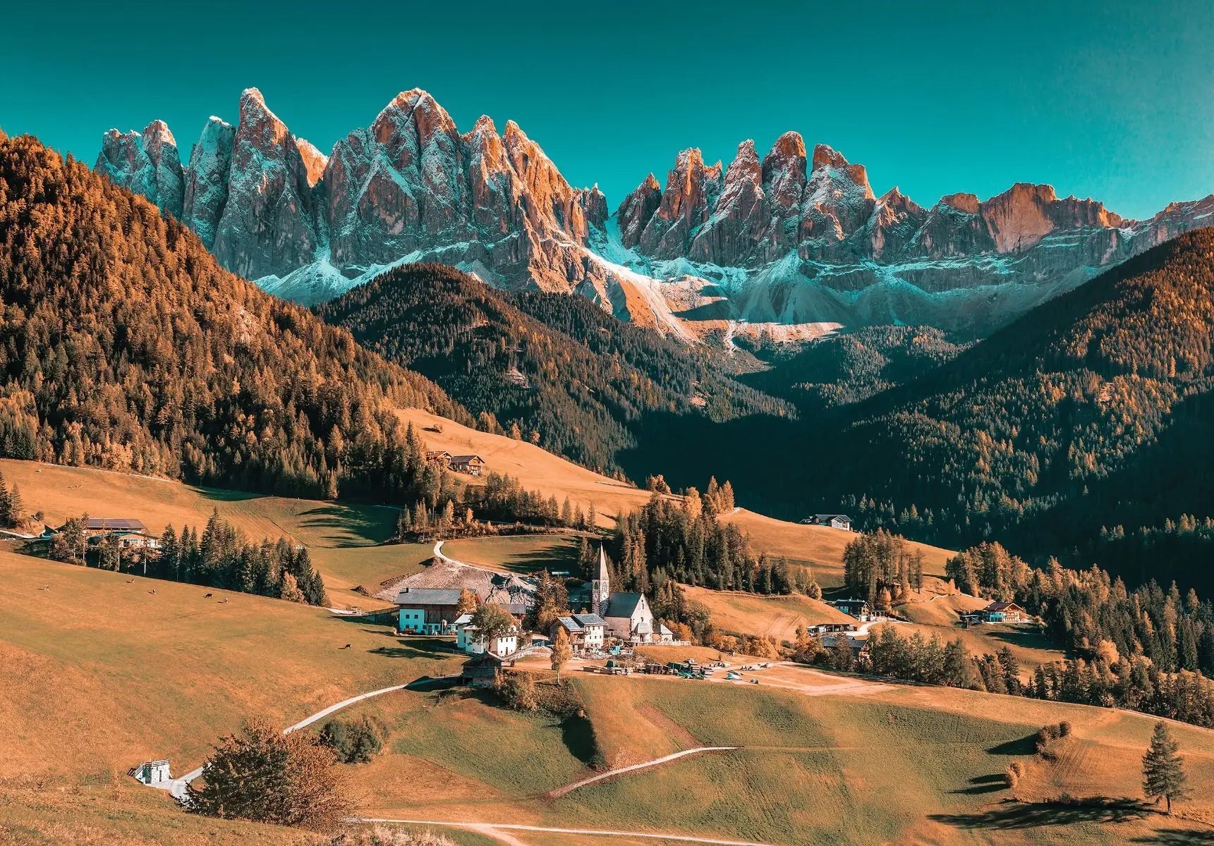 Billede 1 af Fototapet - Landsby i dal med Dolomitterne i Sydtyrol, Italien