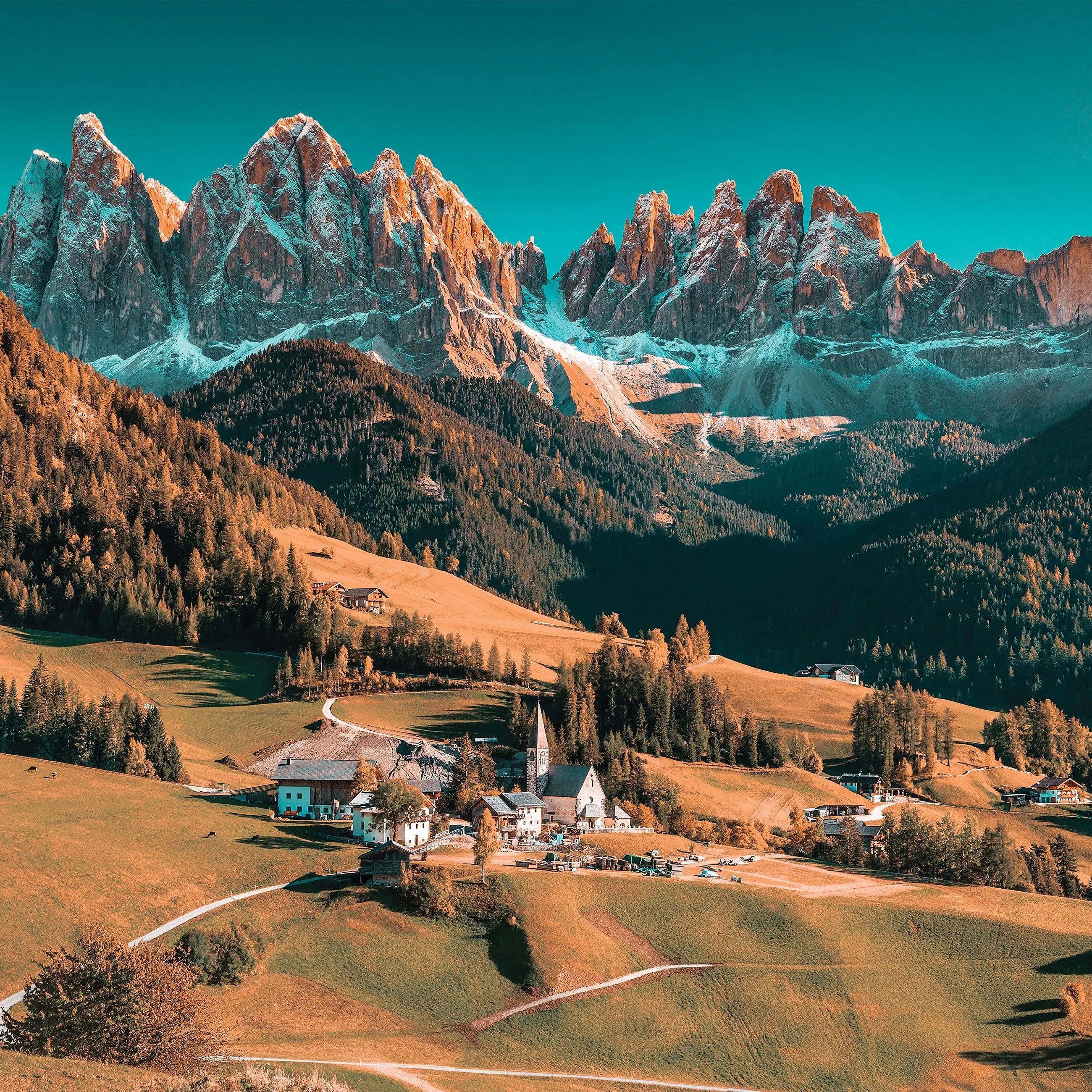 Billede 15 af Fototapet - Landsby i dal med Dolomitterne i Sydtyrol, Italien