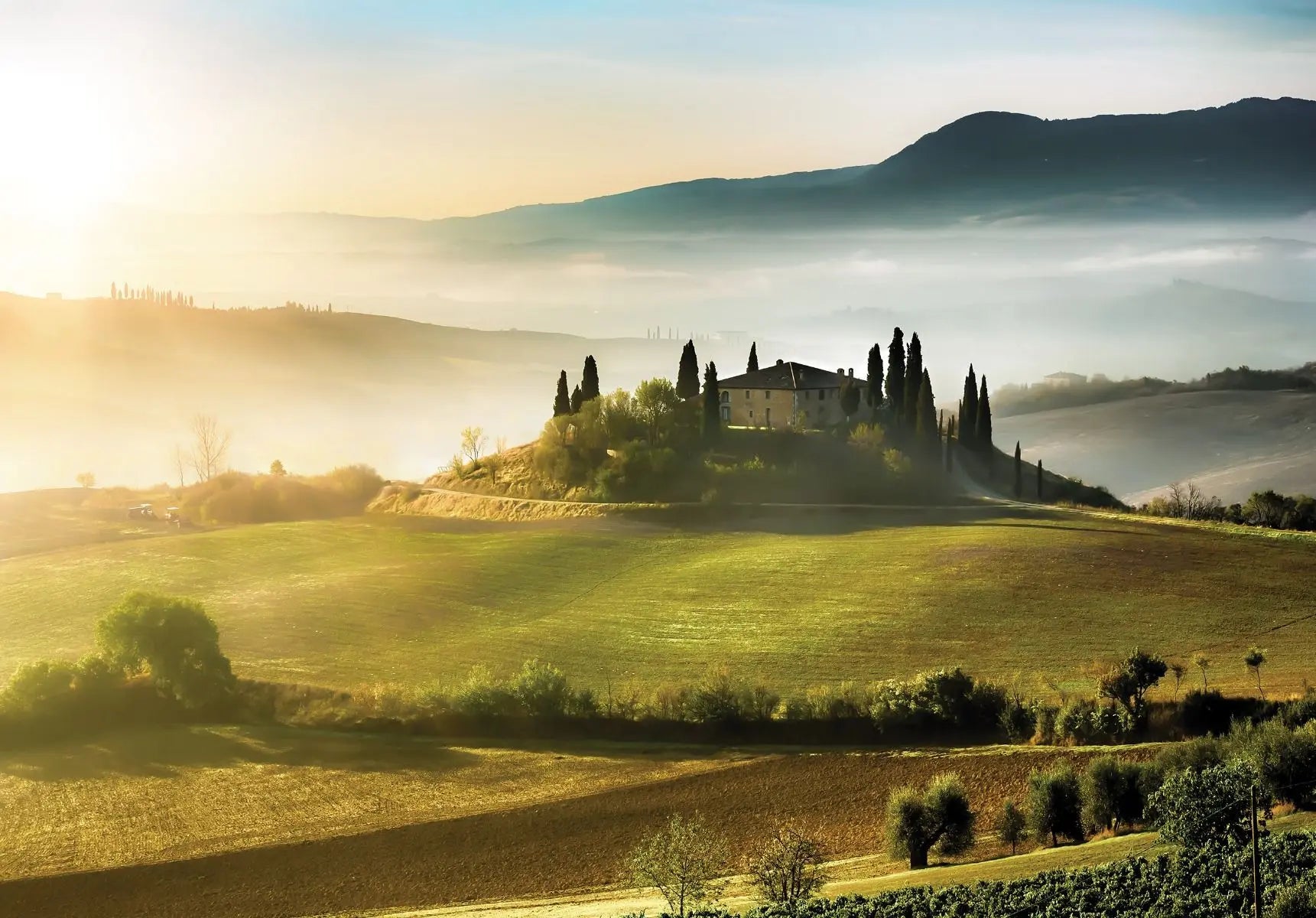 Billede 1 af Fototapet - Landskab med bakker og villa i Toscana ved solopgang