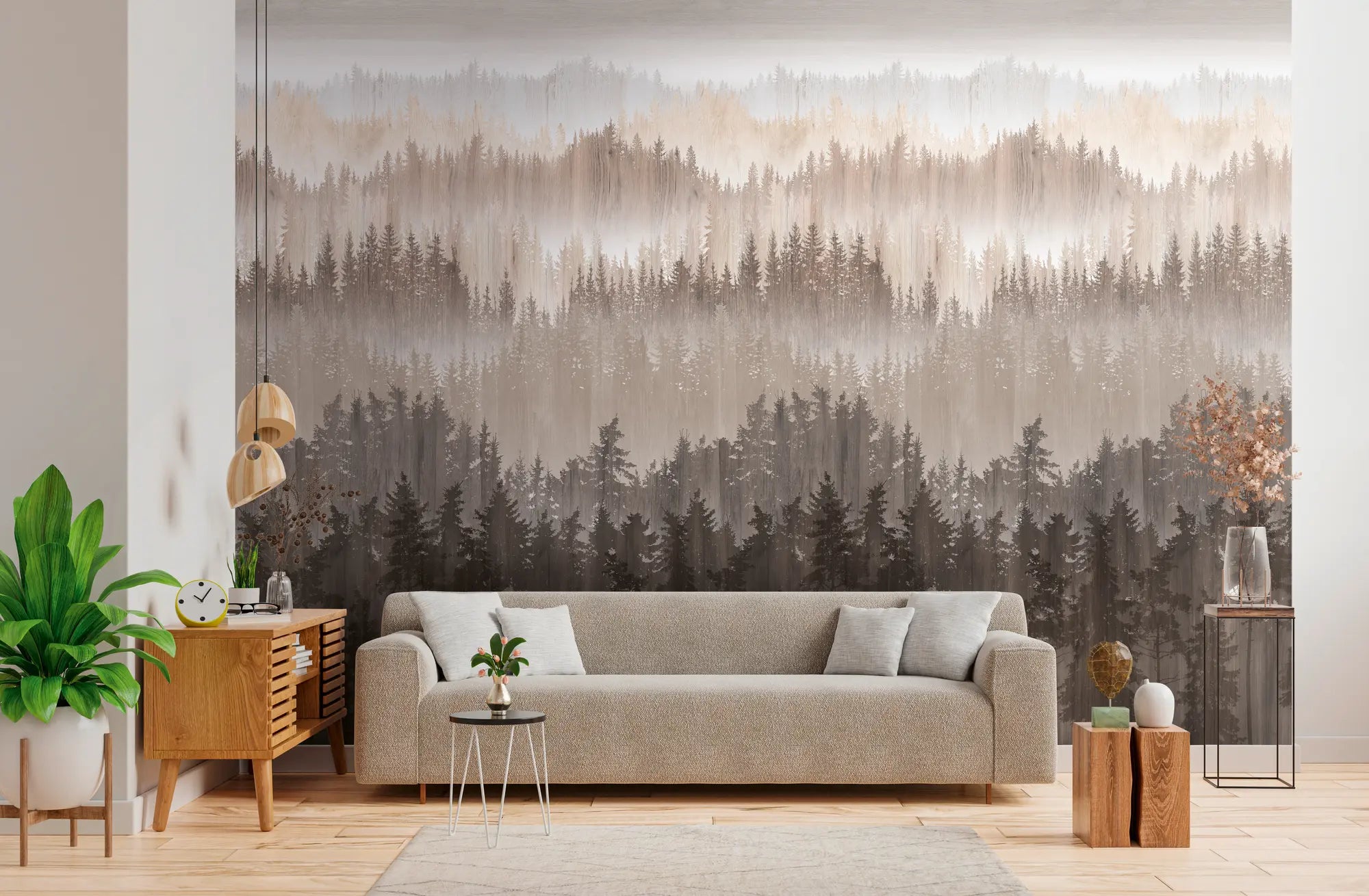 Layered Forest - Mist tapet fra Nicetapet.dk installeret i en moderne stue med beige sofa og planter, hvilket skaber en hyggelig atmosfære.