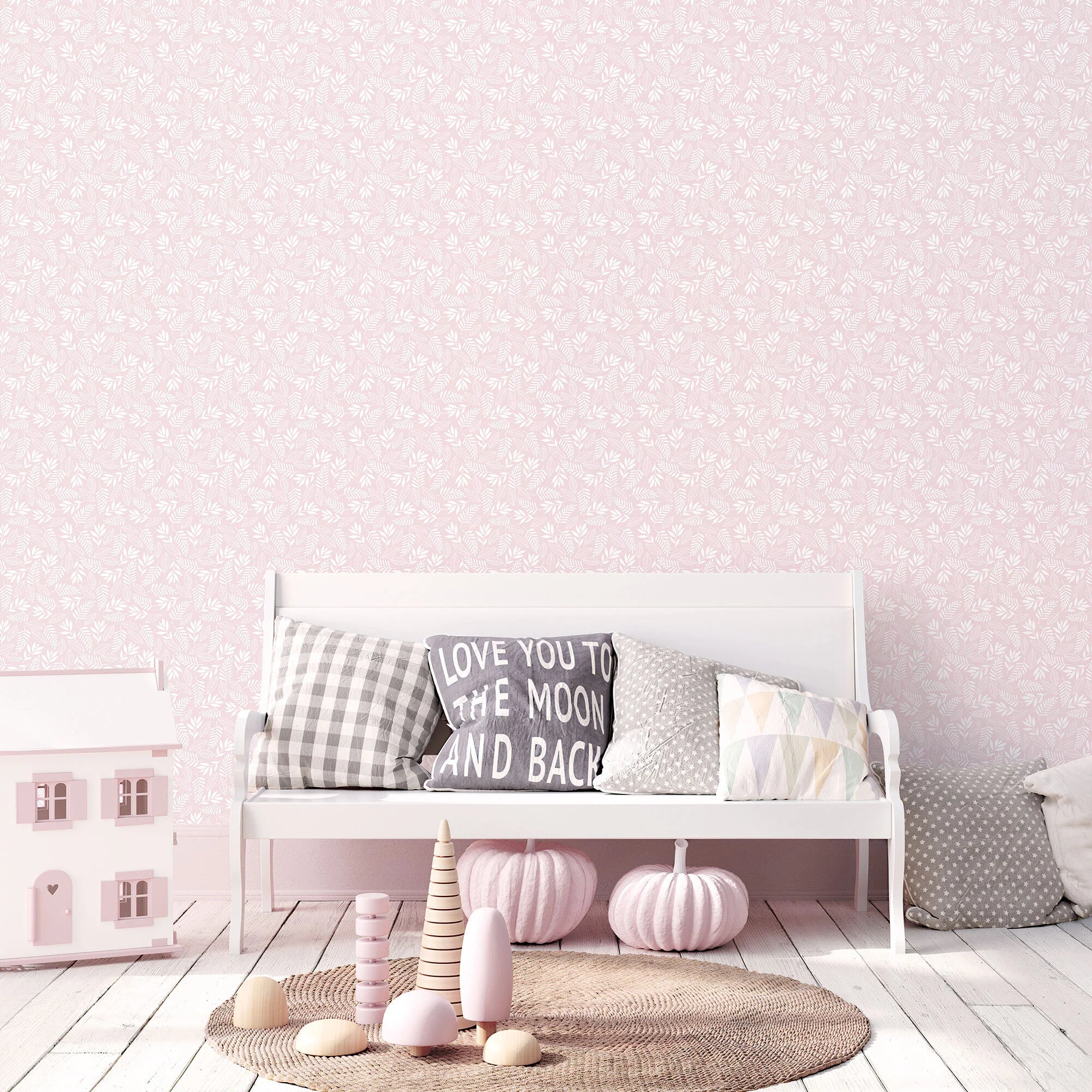 Stueindretning med Leafy Lullaby - Petal Pink tapet, hvid sofa med puder og pastel dekorationer.