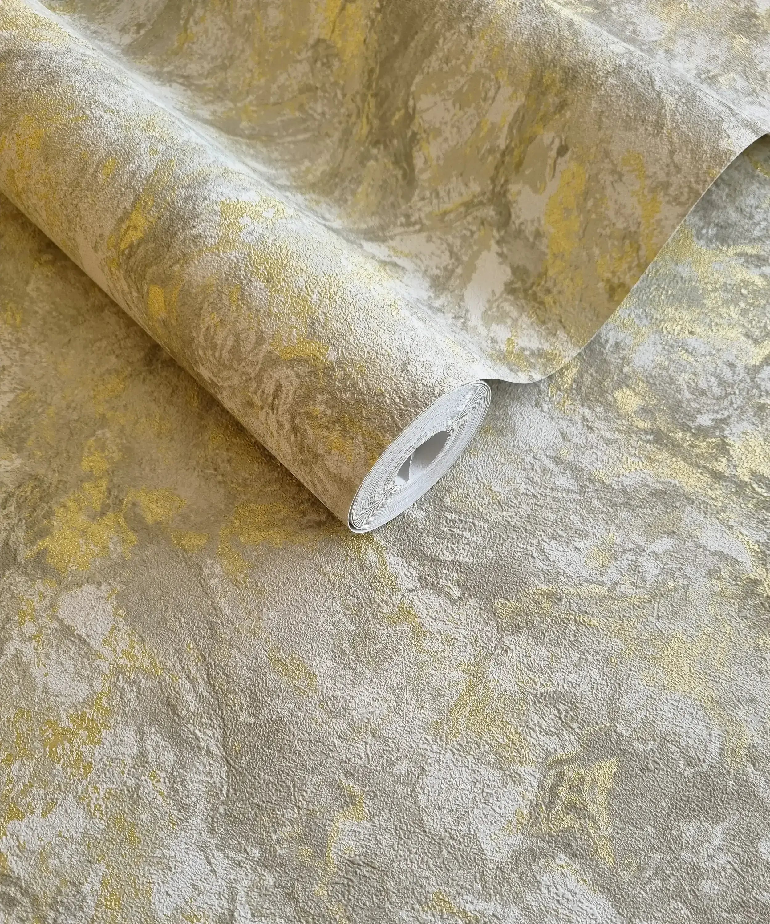 En rulle af Levanto Marble - Cream tapet med tekstureret marmoreret design i grå og creme toner.