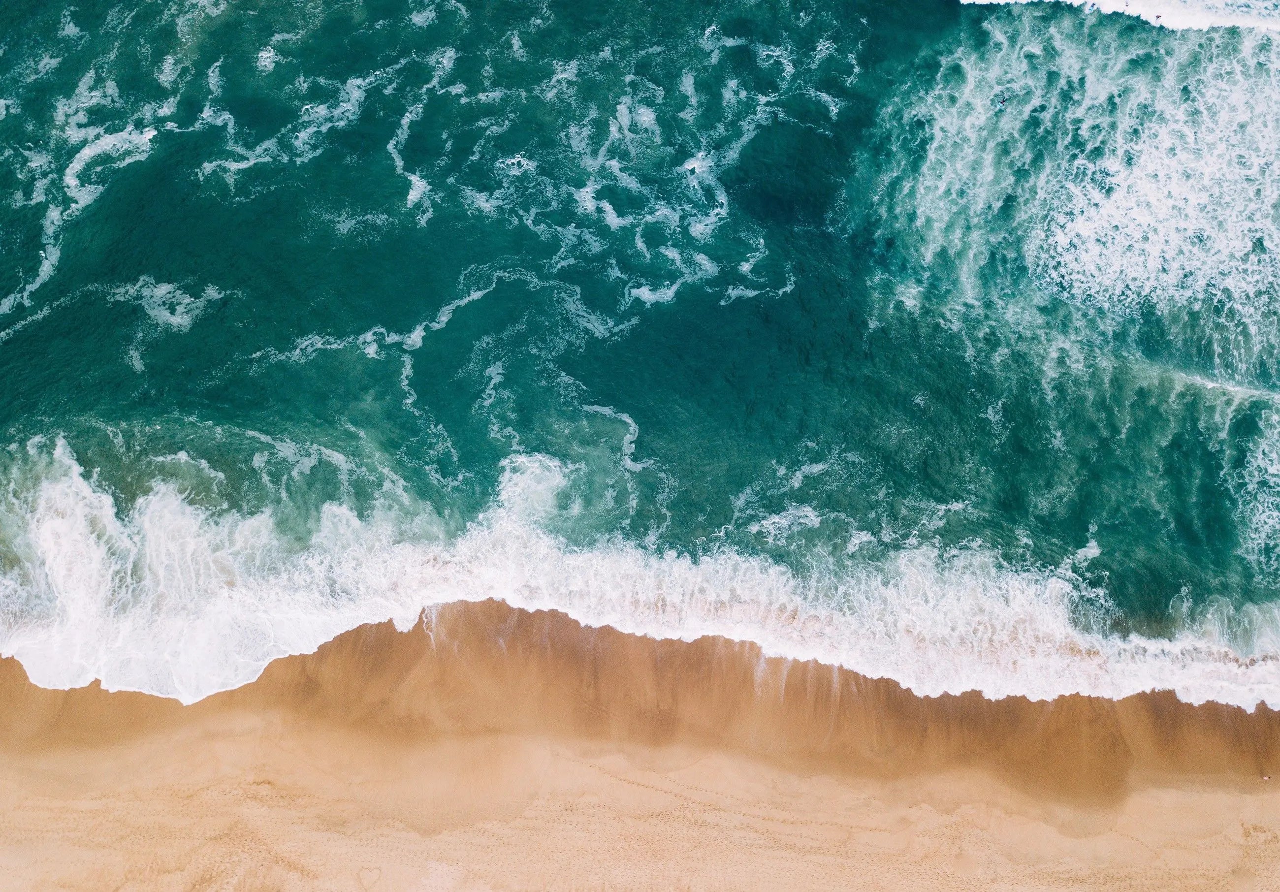 Billede 8 af Fototapet - Luftfoto af hav med bølger og sandstrand