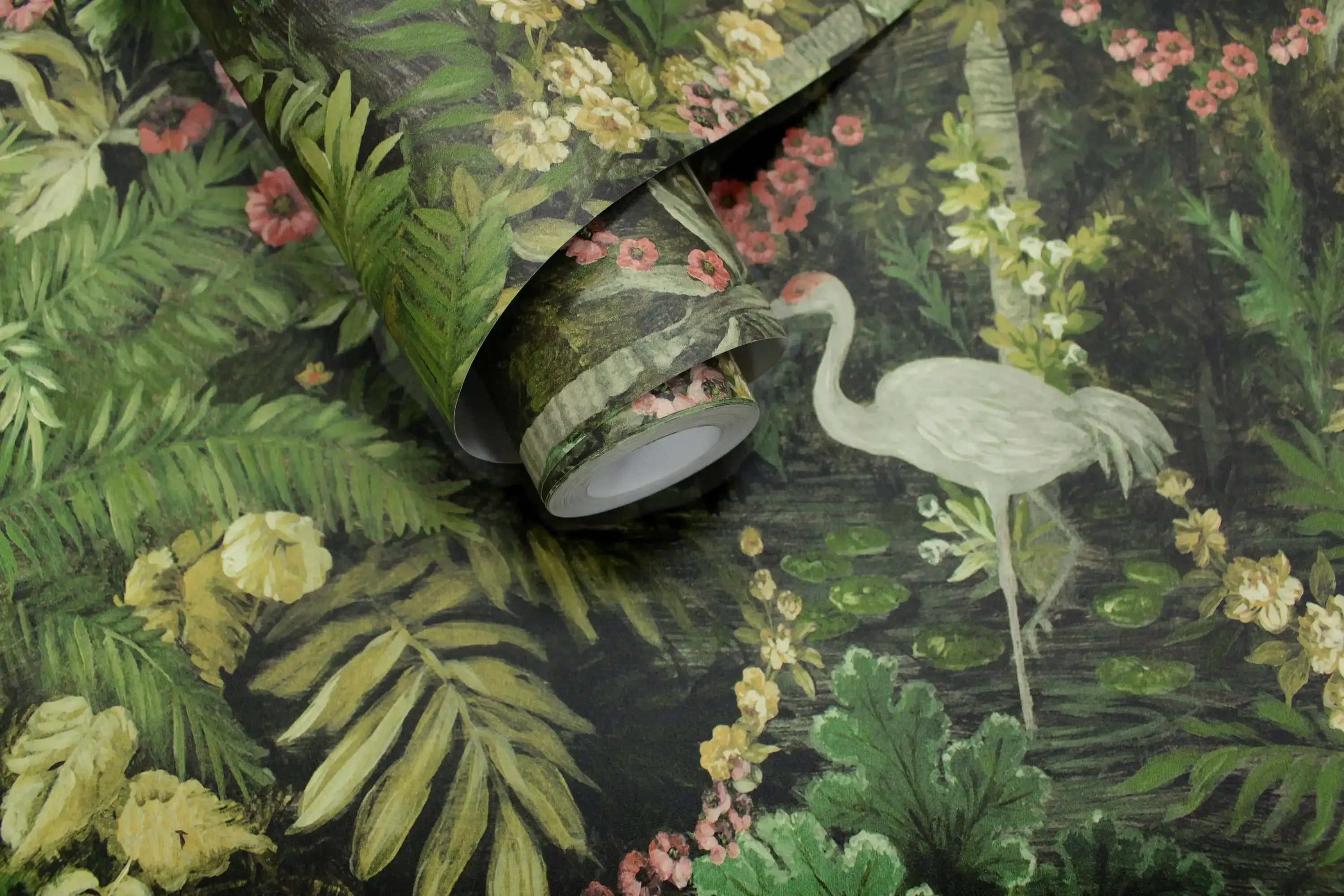 Nærbillede af en Masoala - Green tapetrulle, der viser det detaljerede junglemønster og flamingoer.