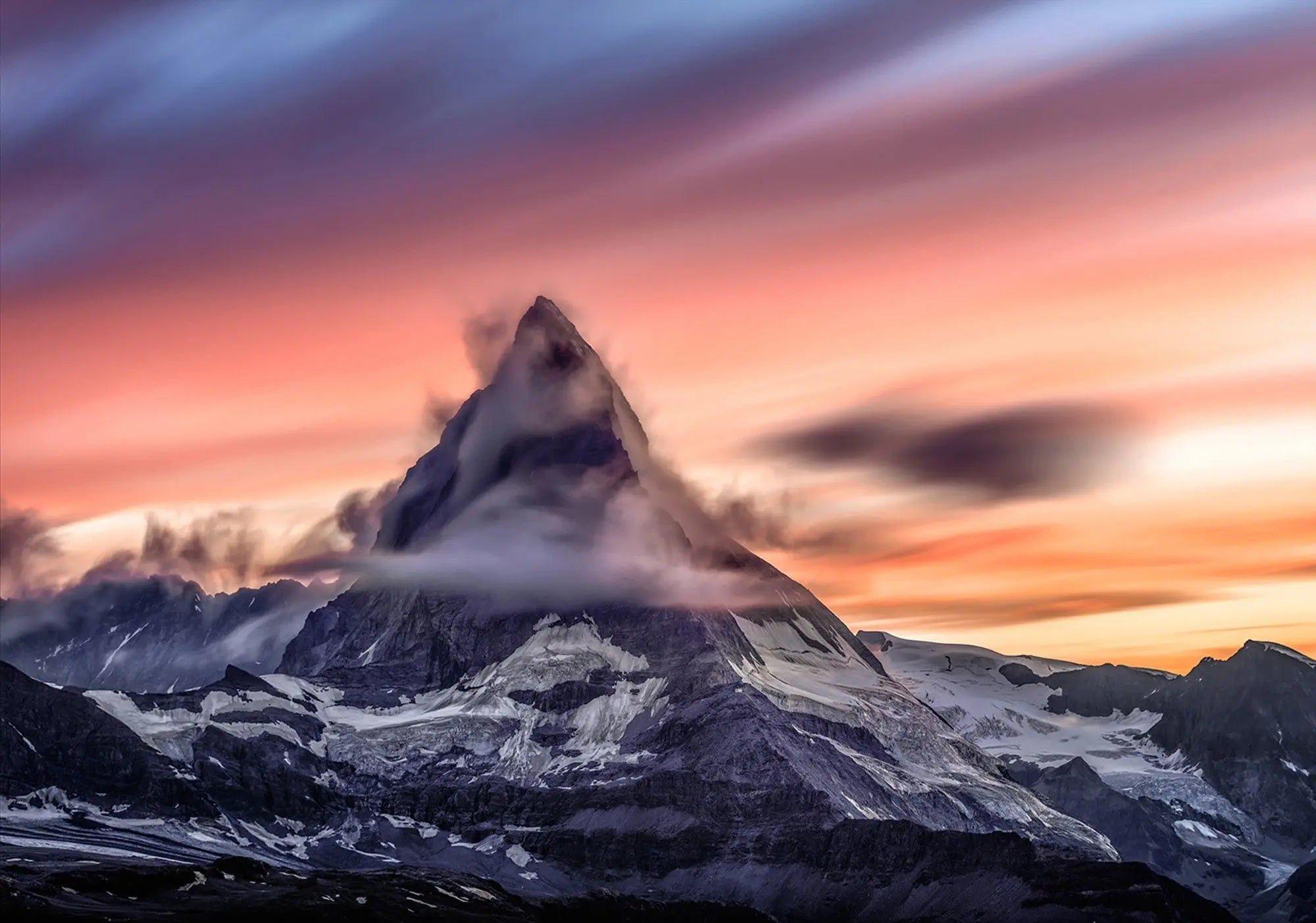 Billede 1 af Fototapet - Matterhorn i Alperne med skyer og farverig solnedgang