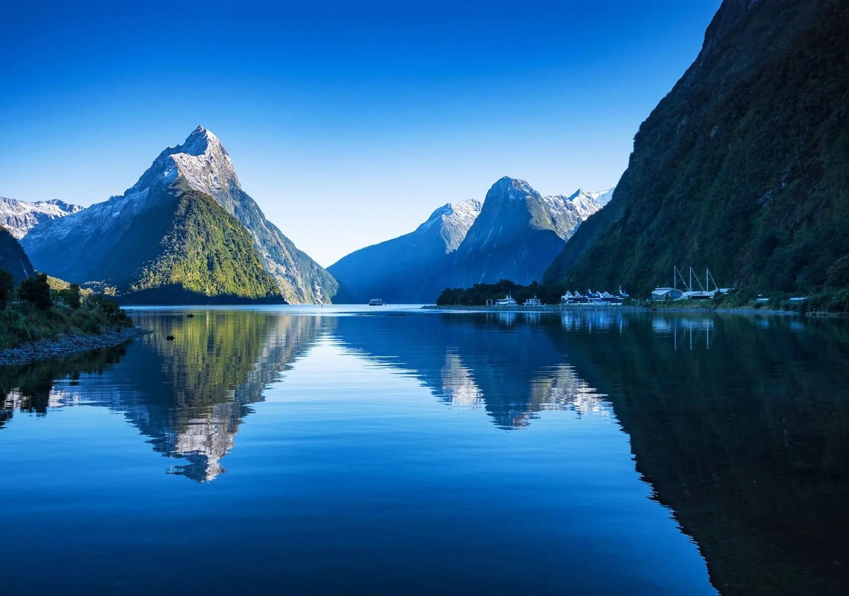 Billede 1 af Fototapet - Mitre Peak reflekteret i Milford Sound, New Zealand