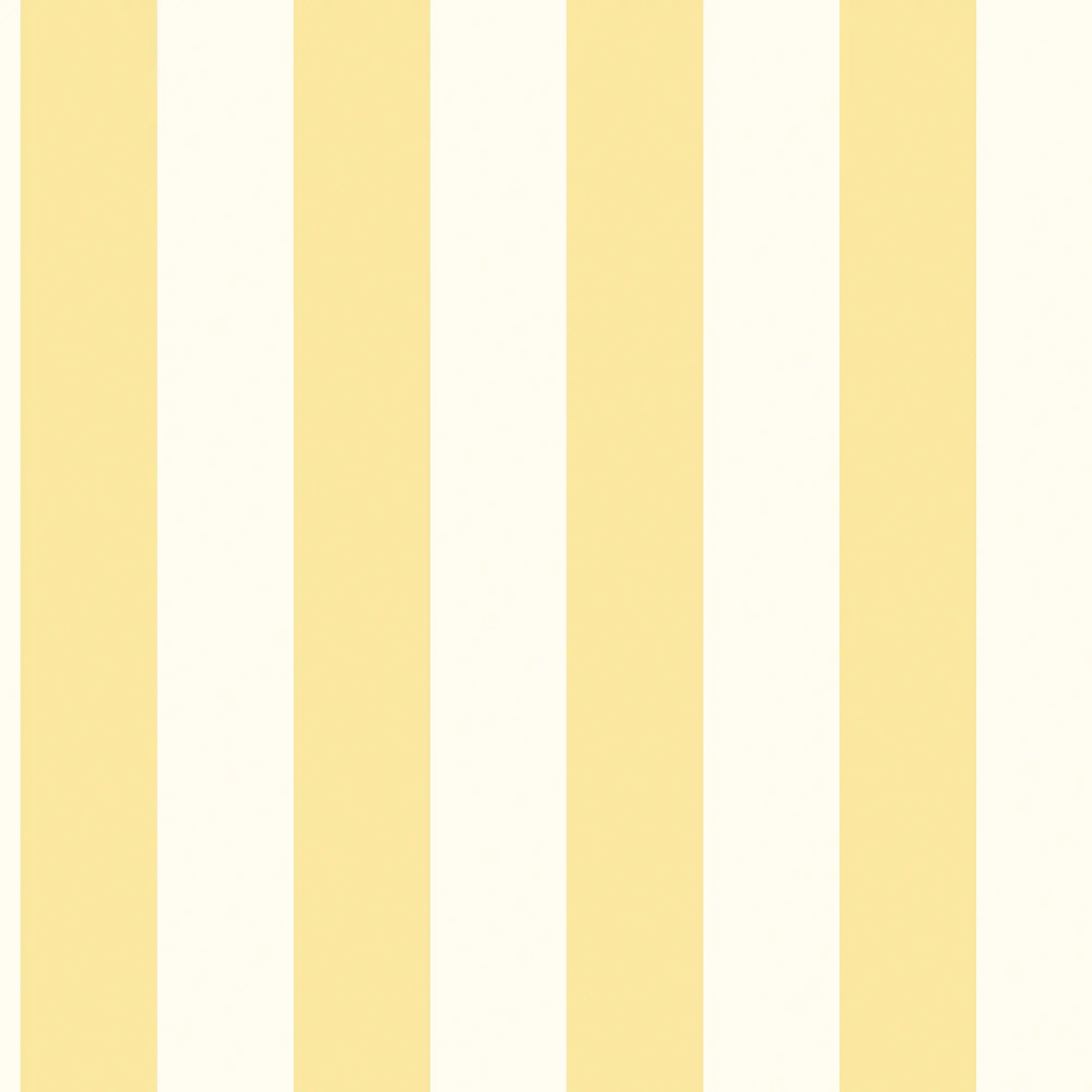 Tapet 'Morning Stripes - Sunshine' med gule og hvide lodrette striber, giver et friskt og moderne look.