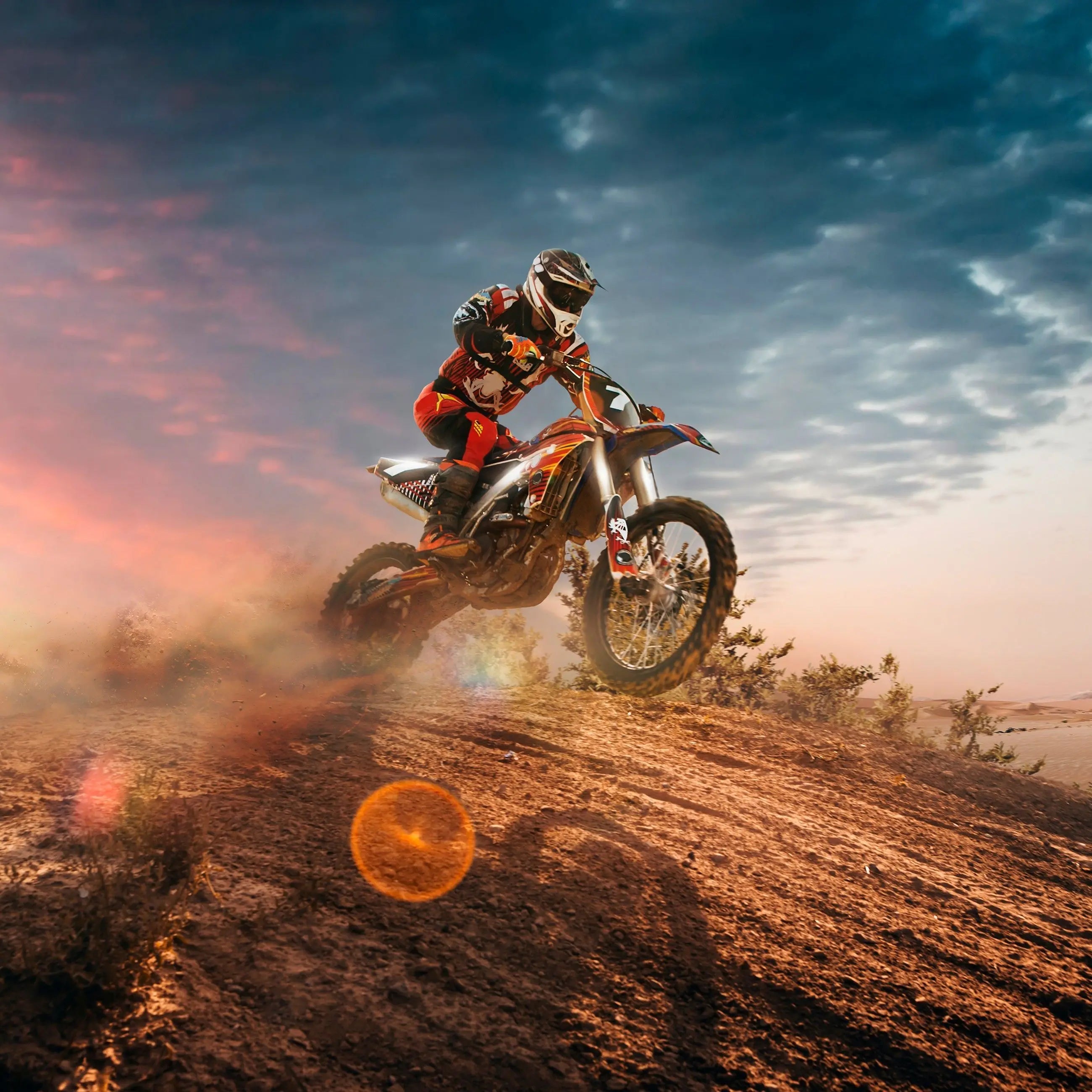 Billede 7 af Fototapet - Motocrosskører på sandet bakke ved solnedgang