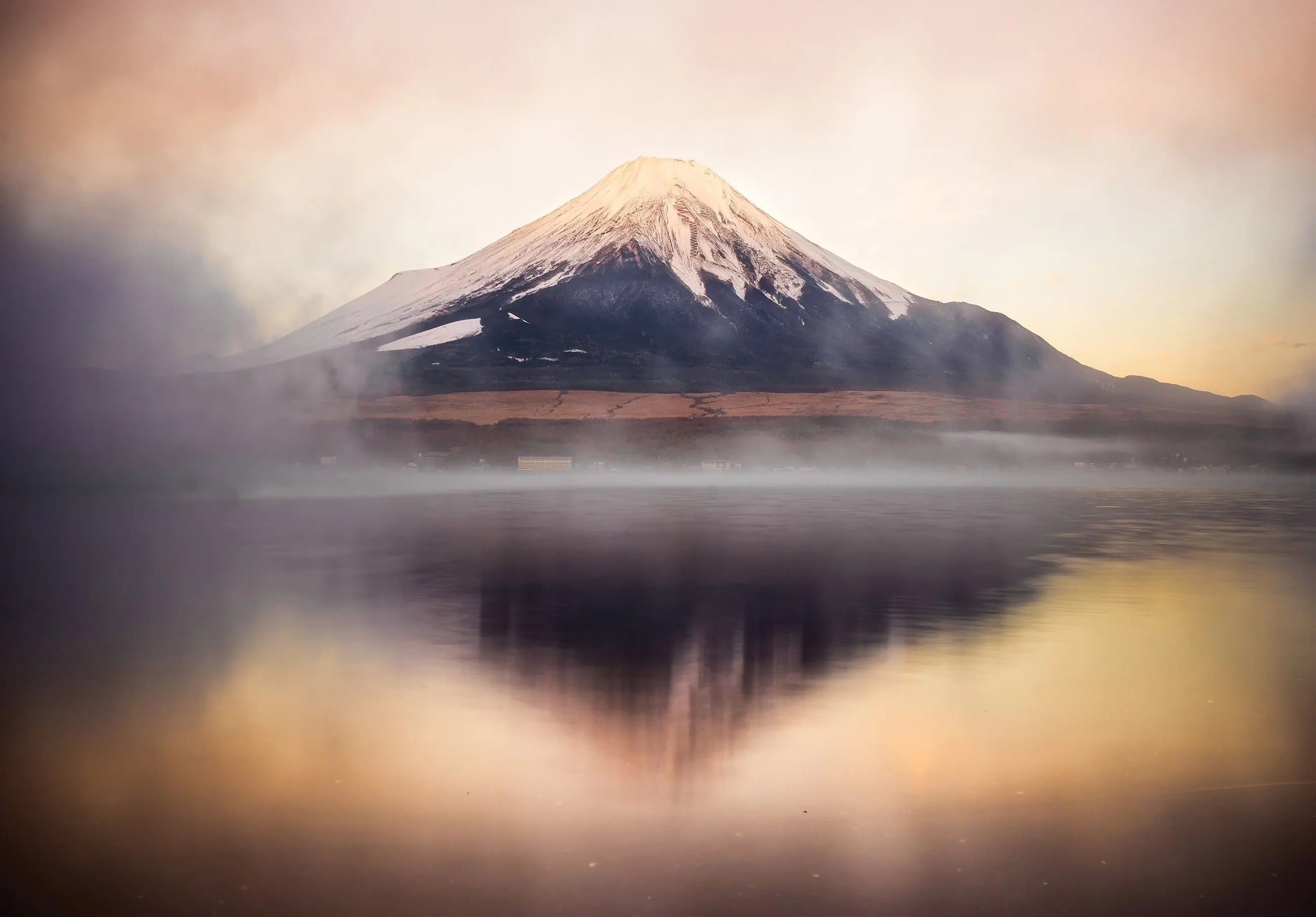 Billede 1 af Fototapet - Mount Fuji med sneklædt top og spejling i søen