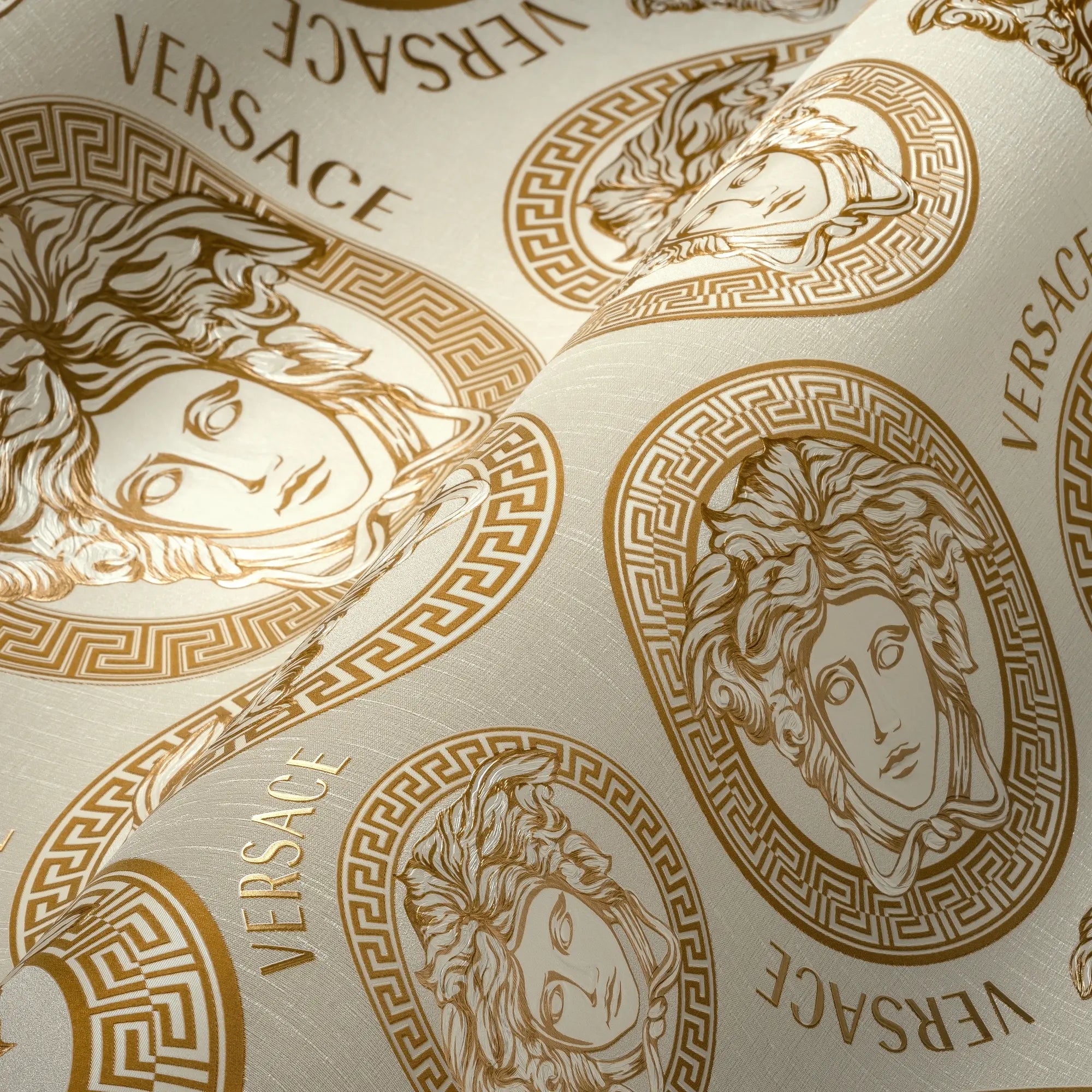 Nærbillede af Versace Medusa Amplified - Copper tapet med detaljerede Medusa-hoveder og kobber nuancer.