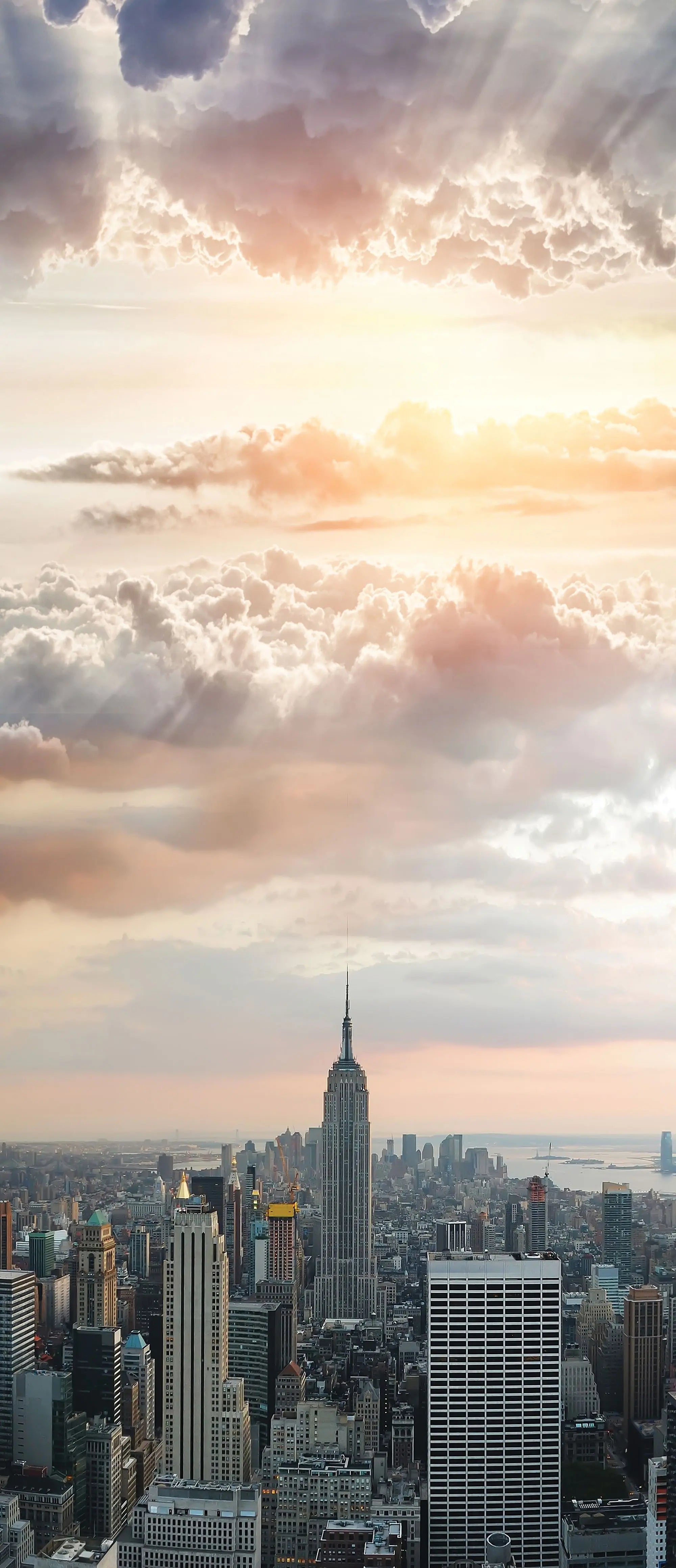 Billede 8 af Fototapet - New York Skyline med Empire State Building og solstråler gennem skyer