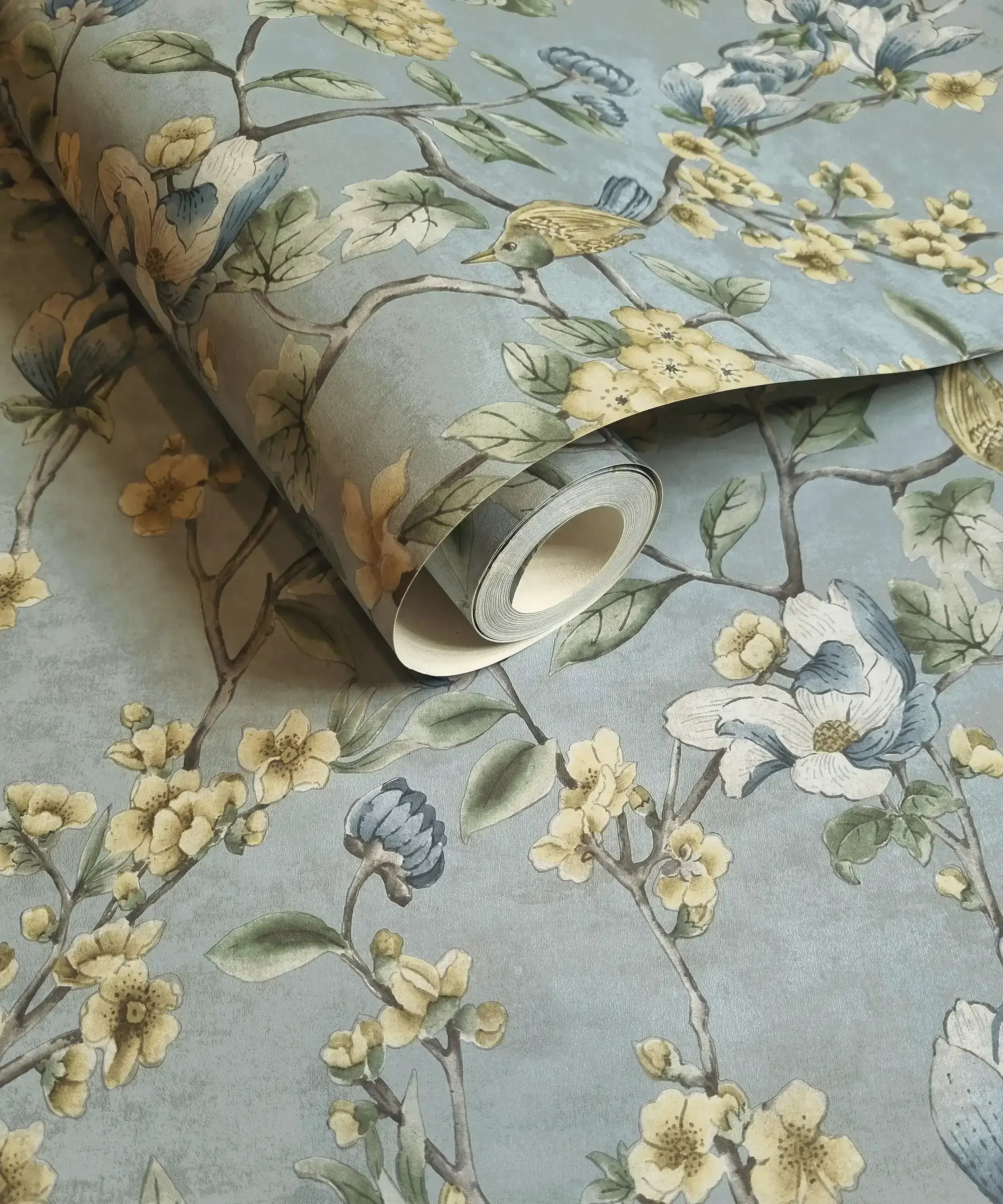 Udrullet tapetrulle af Nightingale - Blue med blomsterdesign og fuglemotiver fra Nicetapet.dk.