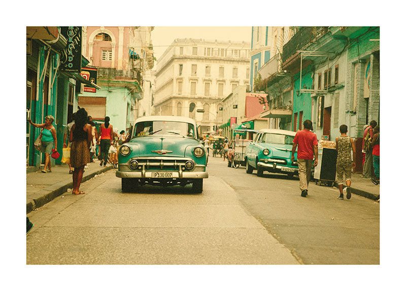 Bylivet på Cuba - Køb plakat med gamle biler i gaden på Cuba