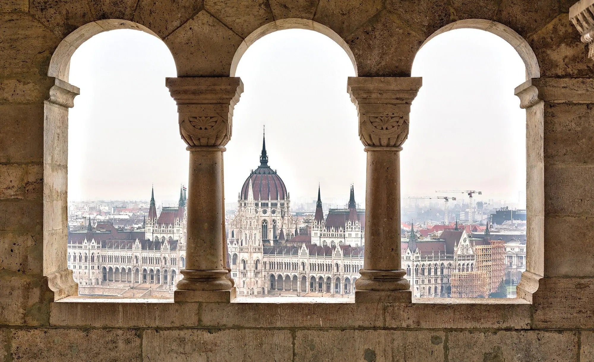 Billede 1 af Fototapet - Parlamentsbygningen i Budapest set gennem buevinduer