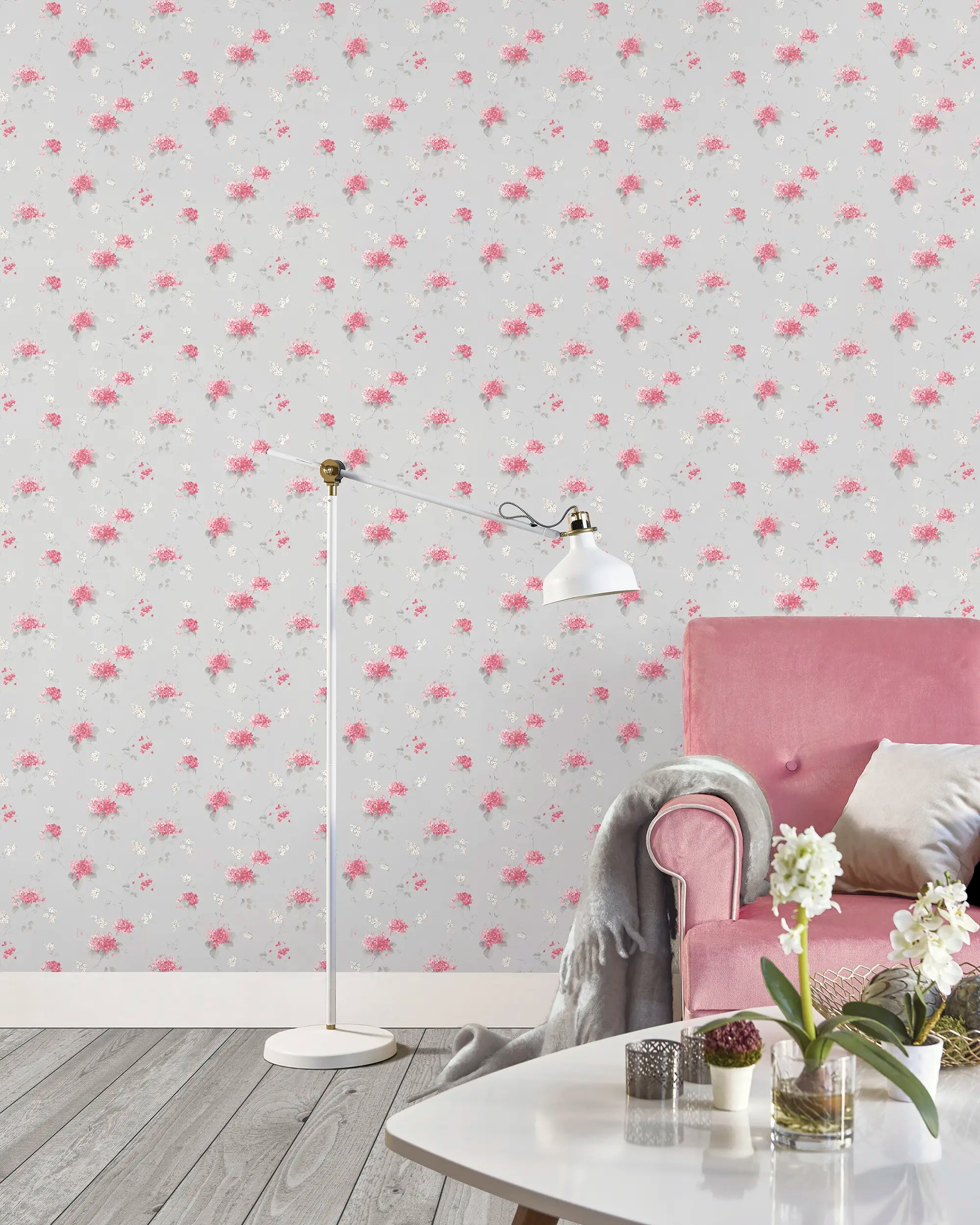 Værelse med Petal Elegance - Blush Gray tapet, indrettet med en lyserød stol, grå tæppe og gulvlampe.