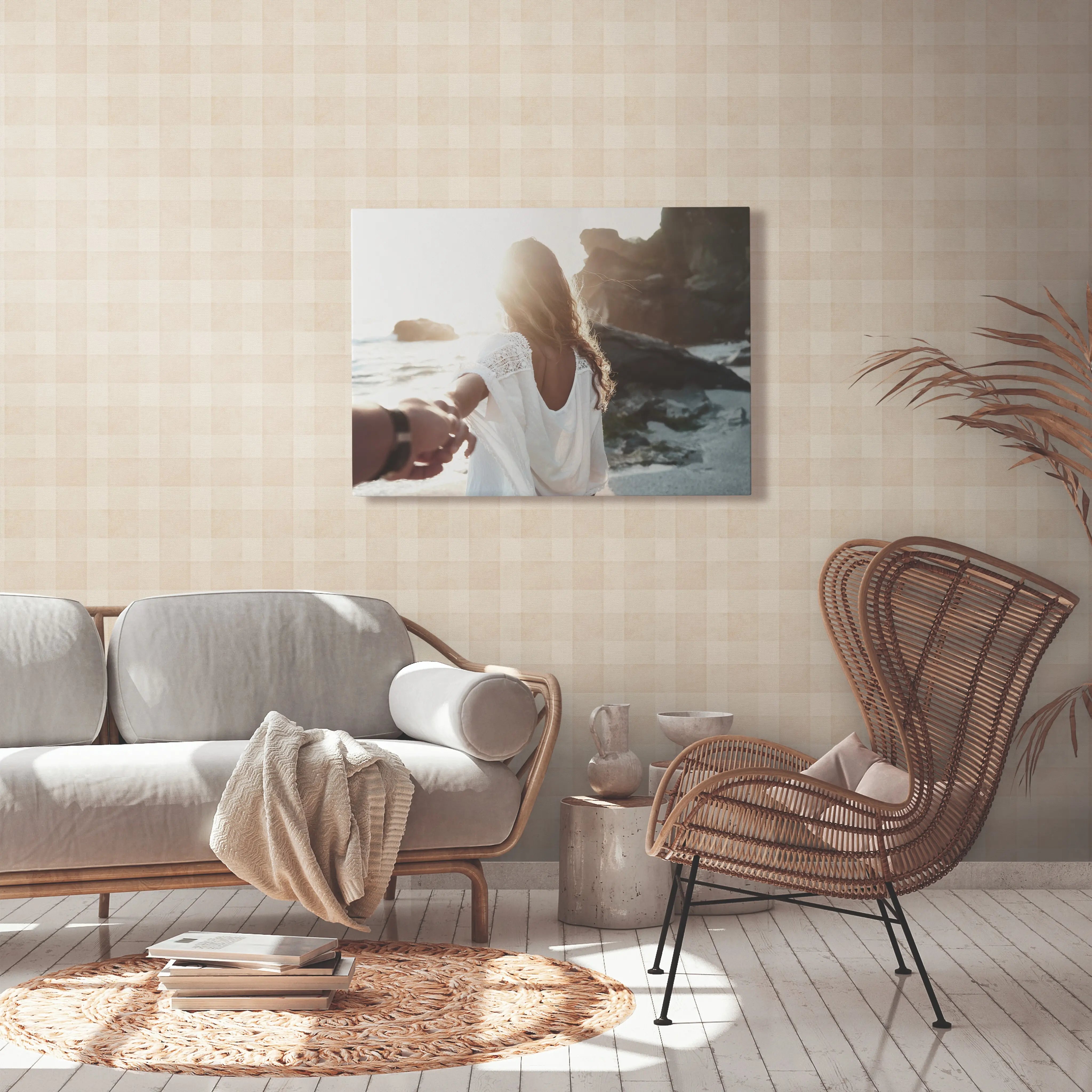 Stue med Plaid Harmony - Linen Beige tapet på væggene, en sofa, et billede og en stol