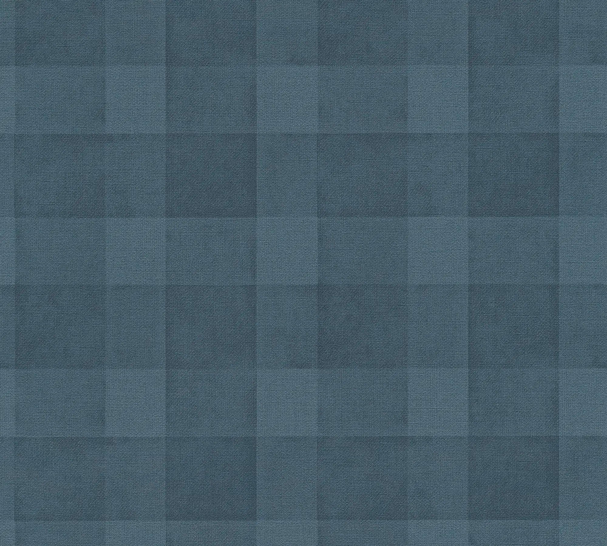 Detaljeret billede af tapetmønsteret Plaid Harmony - Ocean Blue med et rustikt ternet design i blå nuancer.