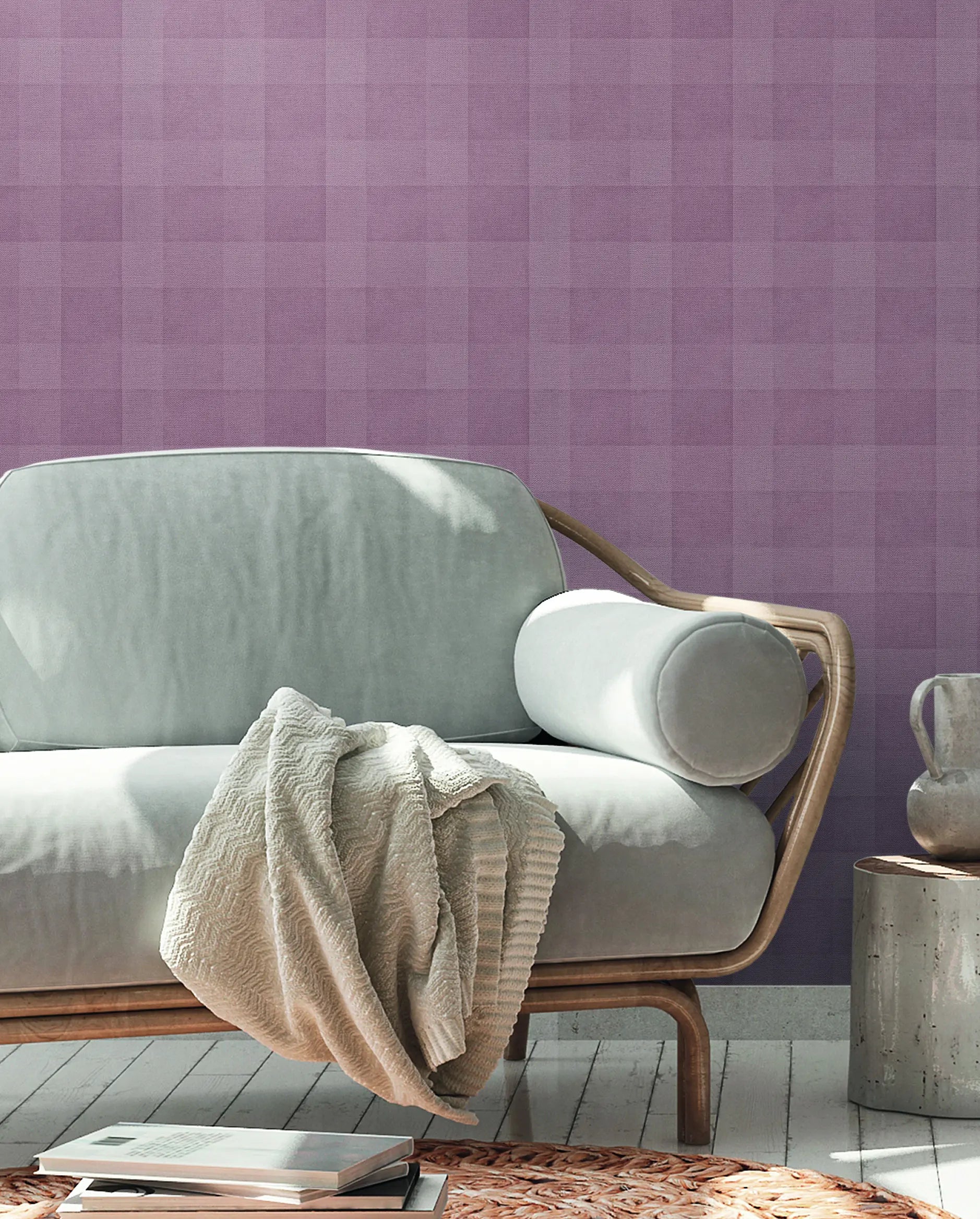 Plaid Harmony - Rosewood Blush tapet i et interiørmiljø med en sofa og tæppe, der fremhæver tapetets lyserøde og ternede design.