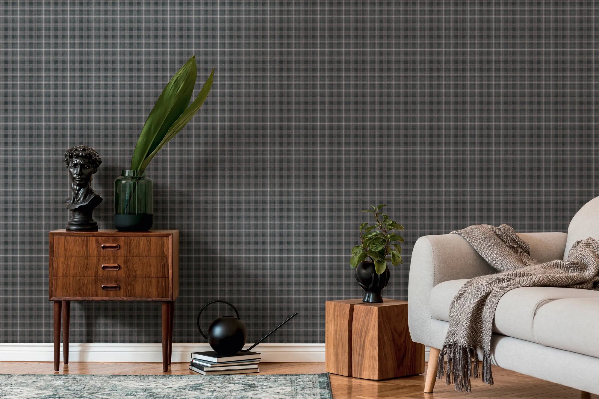 Tapetet Plaid Reverie - Charcoal Dream på en stuevæg, med elegant møblering inkluderende en vase og en sofa.