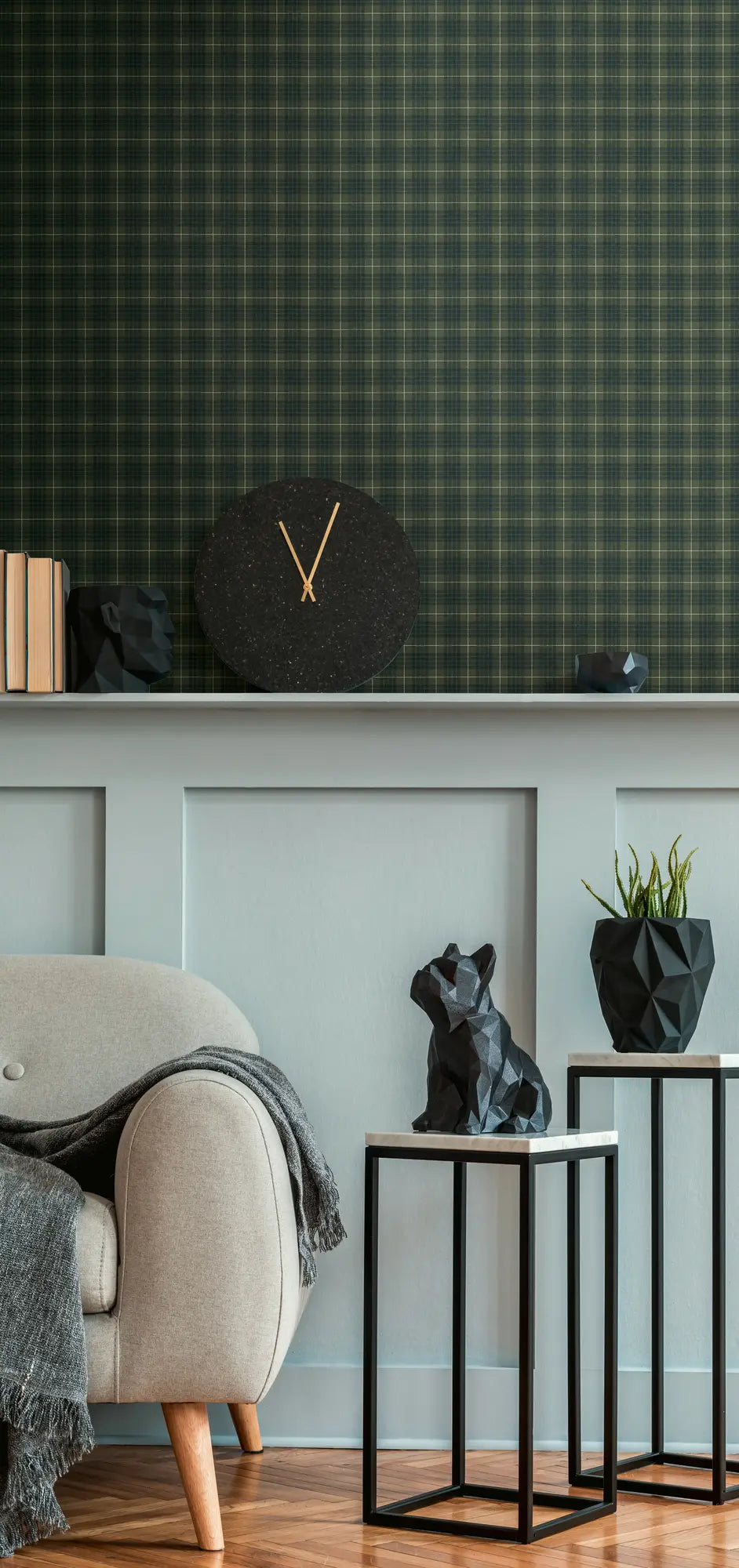 Stueindretning med Plaid Reverie - Forest Whisper tapet fra Nicetapet.dk. Grønblå ternet mønster bag en moderne hylde og sofa.