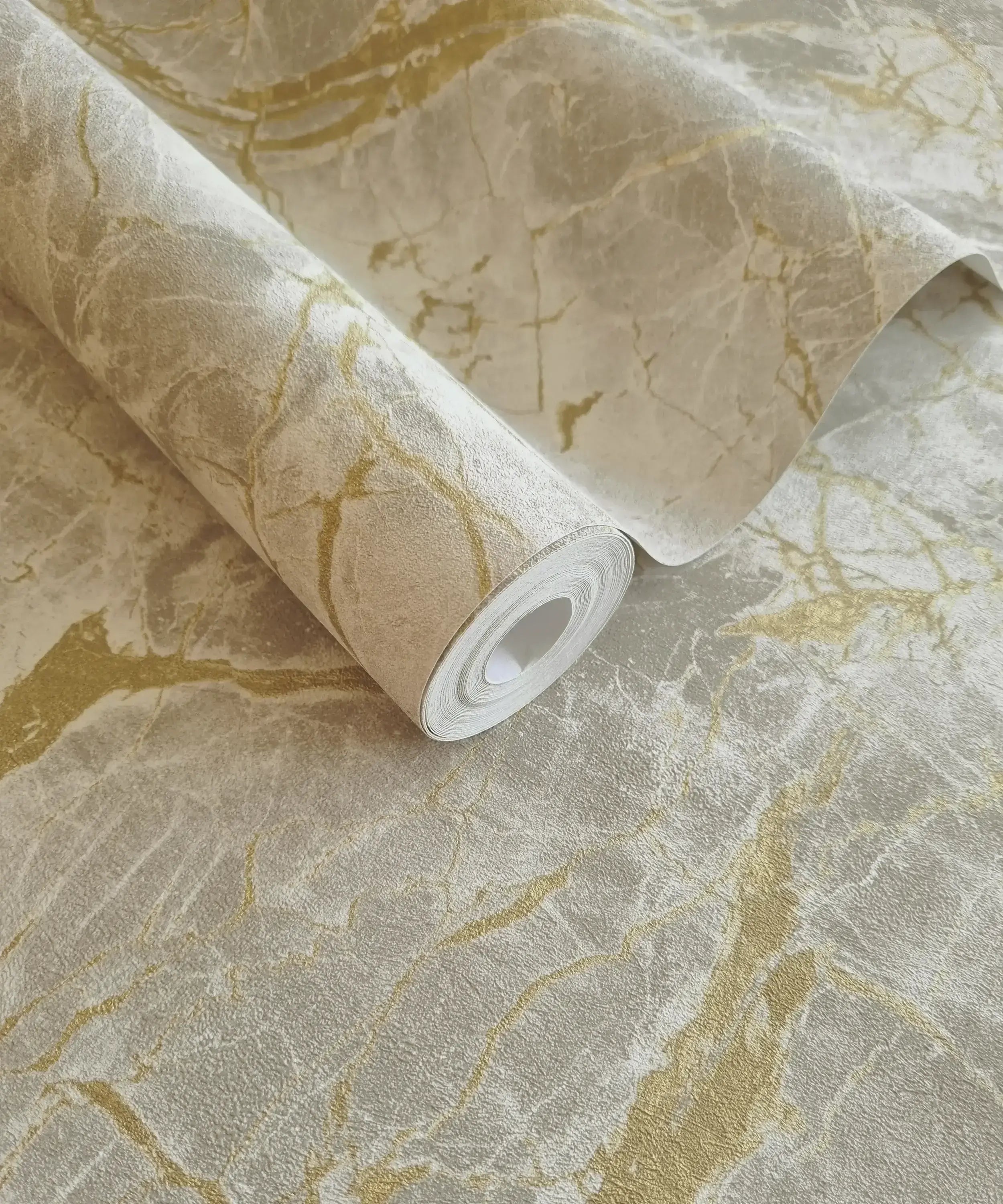 Portoro Marble tapet i grå og guld farver vist som en rulle, der fremhæver det marmorerede design.