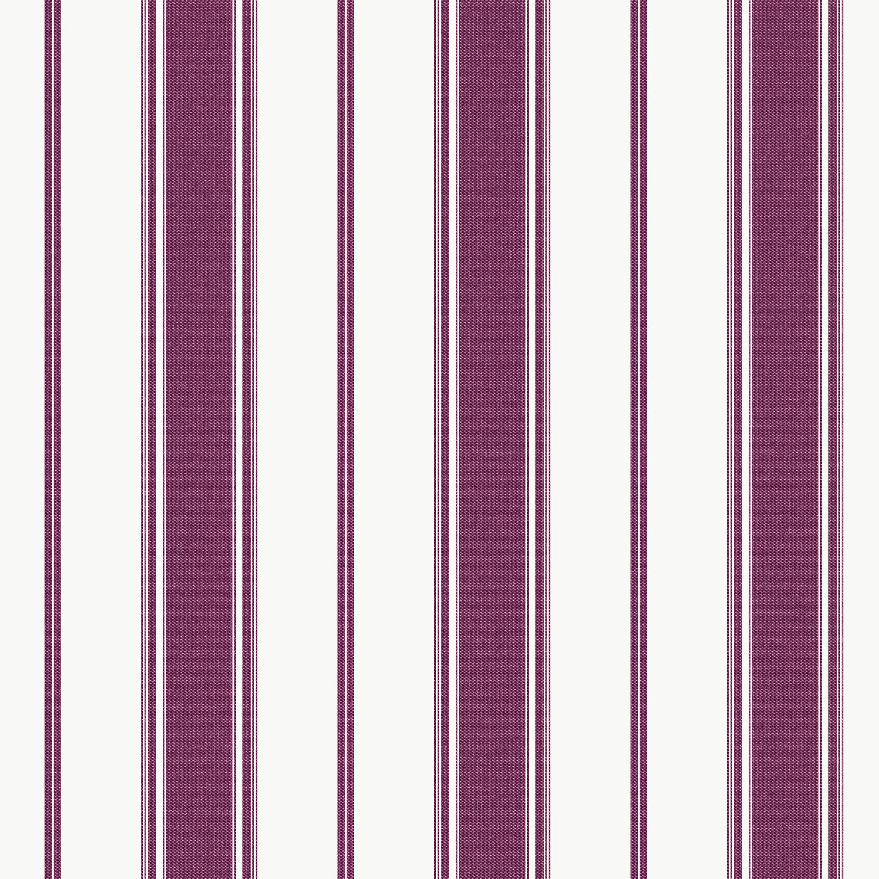 Refined Lines - Plum tapetdesign med lodrette striber i dyb blommefarve på en lys baggrund.