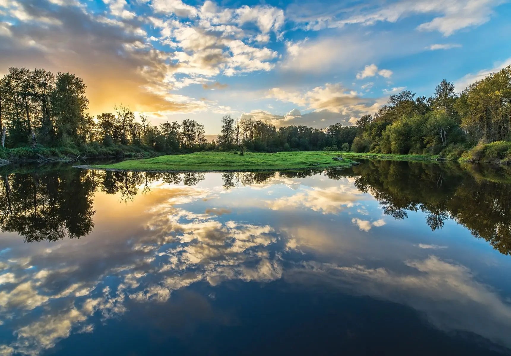 Billede 1 af Fototapet - Refleksion af blå himmel og skyer over sø med træer